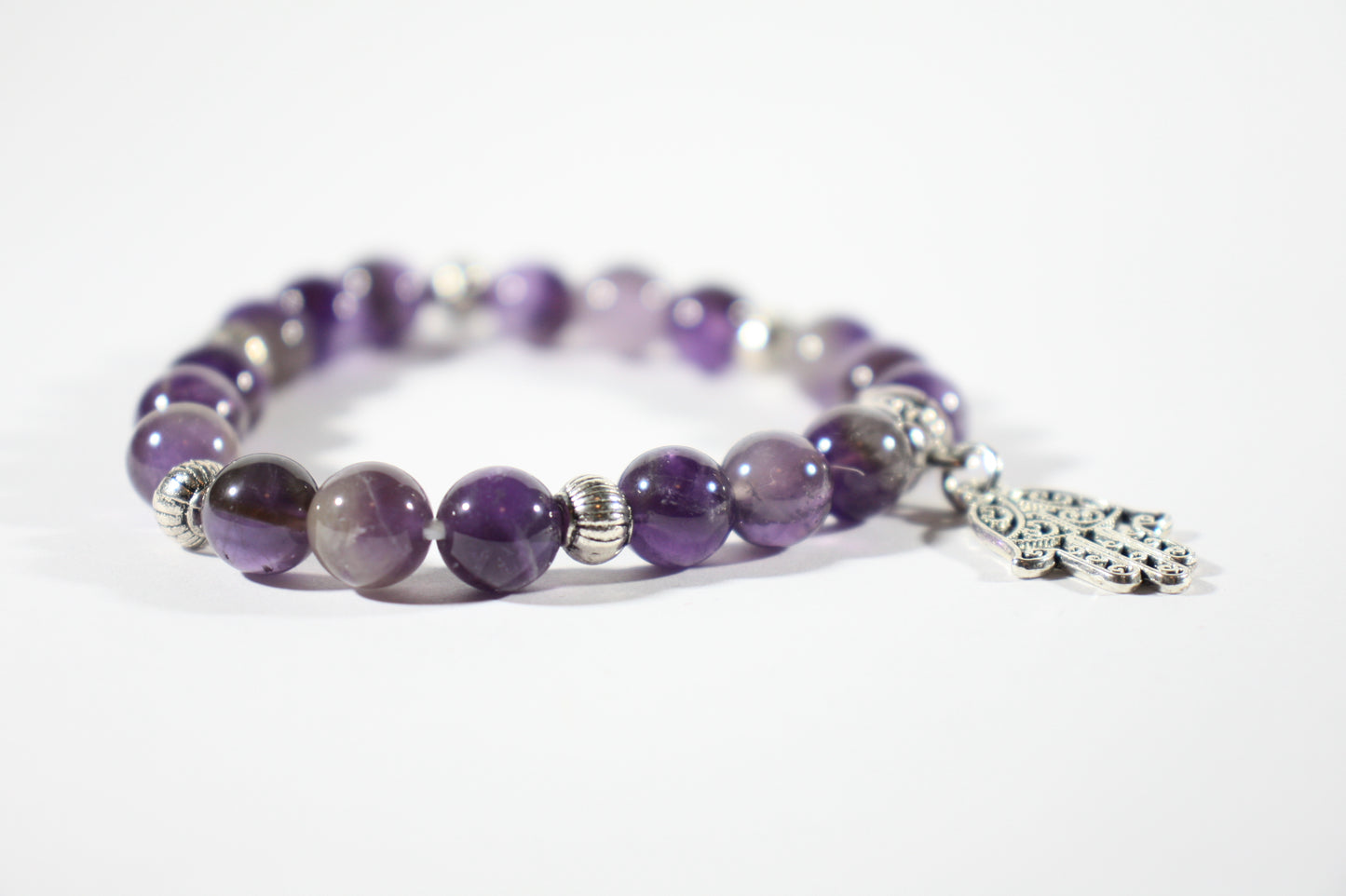 Stretchy amethyst bracelet with hamsa hand pendant. Ametisti joustava rannekoru hamsa hand riipuksella.