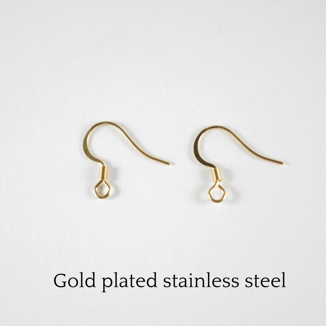 Gold plates stainless steel earrings hooks. Kullalla päällystetyt ruostumaton teräs korvakorukoukut.
