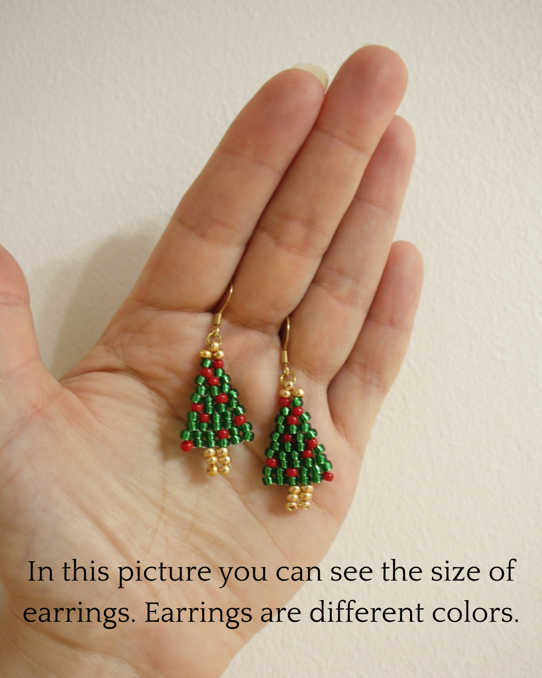 Joulukuusikorvakorut pienistä lasihelmistä. Chirstmas Tree earrings made from small glass beads.