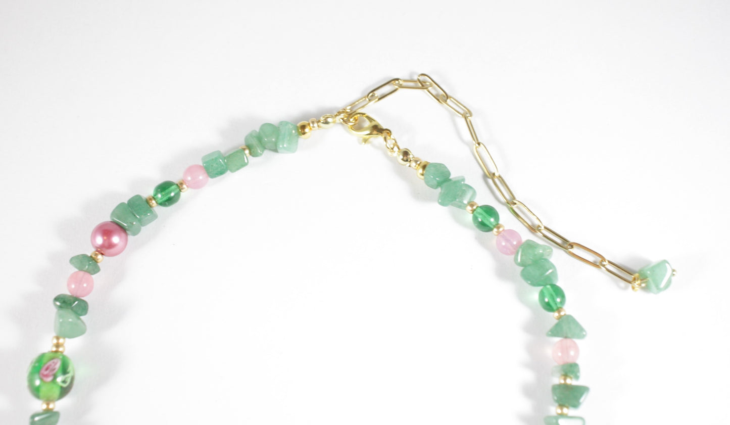 Green aventurine chips choker necklace with diffent size of glass beads. Glass beads are pink and green. Aventuriini siruista ja erilaisista lasihelmistä tehty choker (kaulapanta) kaulakoru. Lasihelmet ovat pinkkejä ja vihreitä väreiltään.