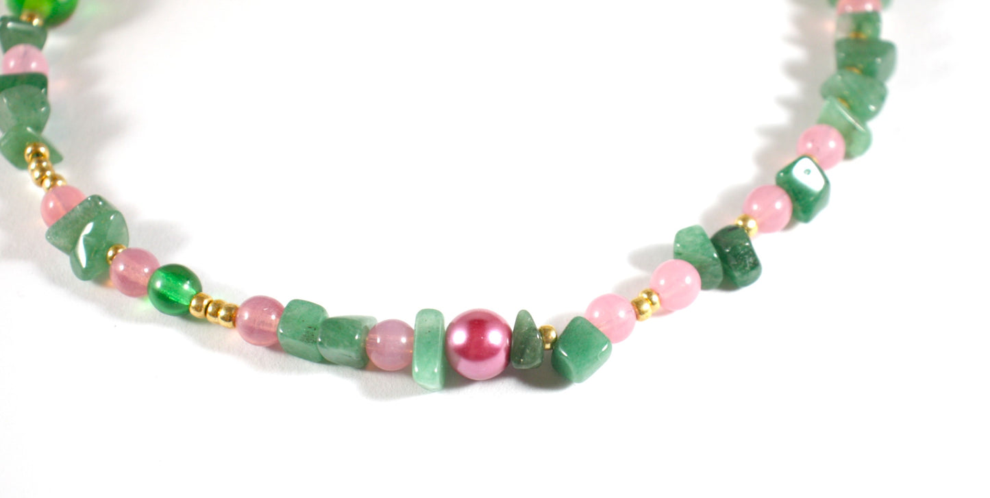 Green aventurine chips choker necklace with different size of glass beads. Glass beads are pink and green. Aventuriini siruista ja erilaisista lasihelmistä tehty choker (kaulapanta) kaulakoru. Lasihelmet ovat pinkkejä ja vihreitä väreiltään.