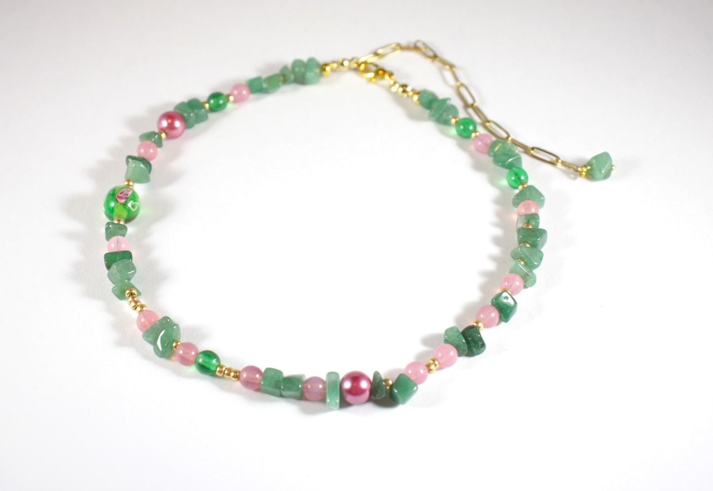 Green aventurine chips choker necklace with diffent size of glass beads. Glass beads are pink and green. Aventuriini siruista ja erilaisista lasihelmistä tehty choker (kaulapanta) kaulakoru. Lasihelmet ovat pinkkejä ja vihreitä väreiltään.