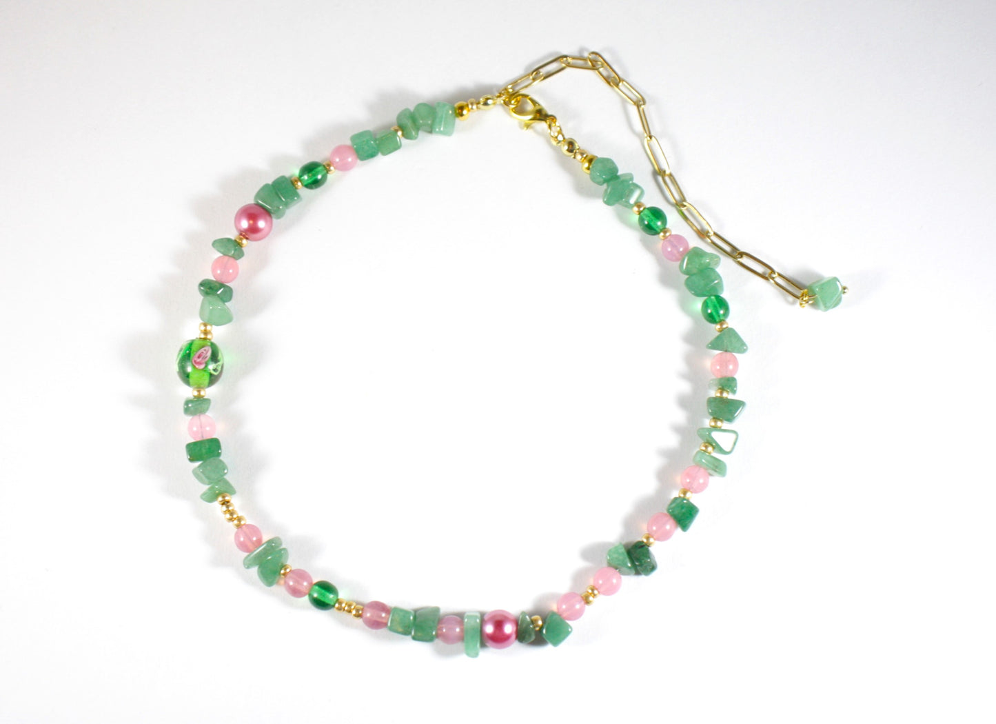 Green aventurine chips choker necklace with diffent size of glass beads. Glass beads are pink and green. Aventuriini siruista ja erilaisista lasihelmistä tehty choker (kaulapanta) kaulakoru. Lasihelmet ovat pinkkejä ja vihreitä väreiltään.