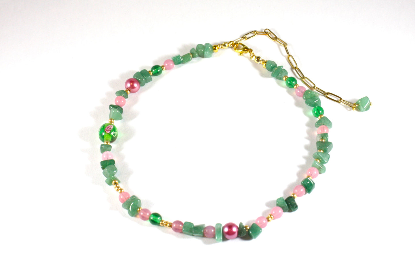 Green aventurine chips choker necklace with diffent size of glass beads. Glass beads are pink and green. Aventuriini siruista ja erilaisista lasihelmistä tehty choker (kaulapanta) kaulakoru. Lasihelmet ovat pinkkejä ja vihreitä väreiltään.
