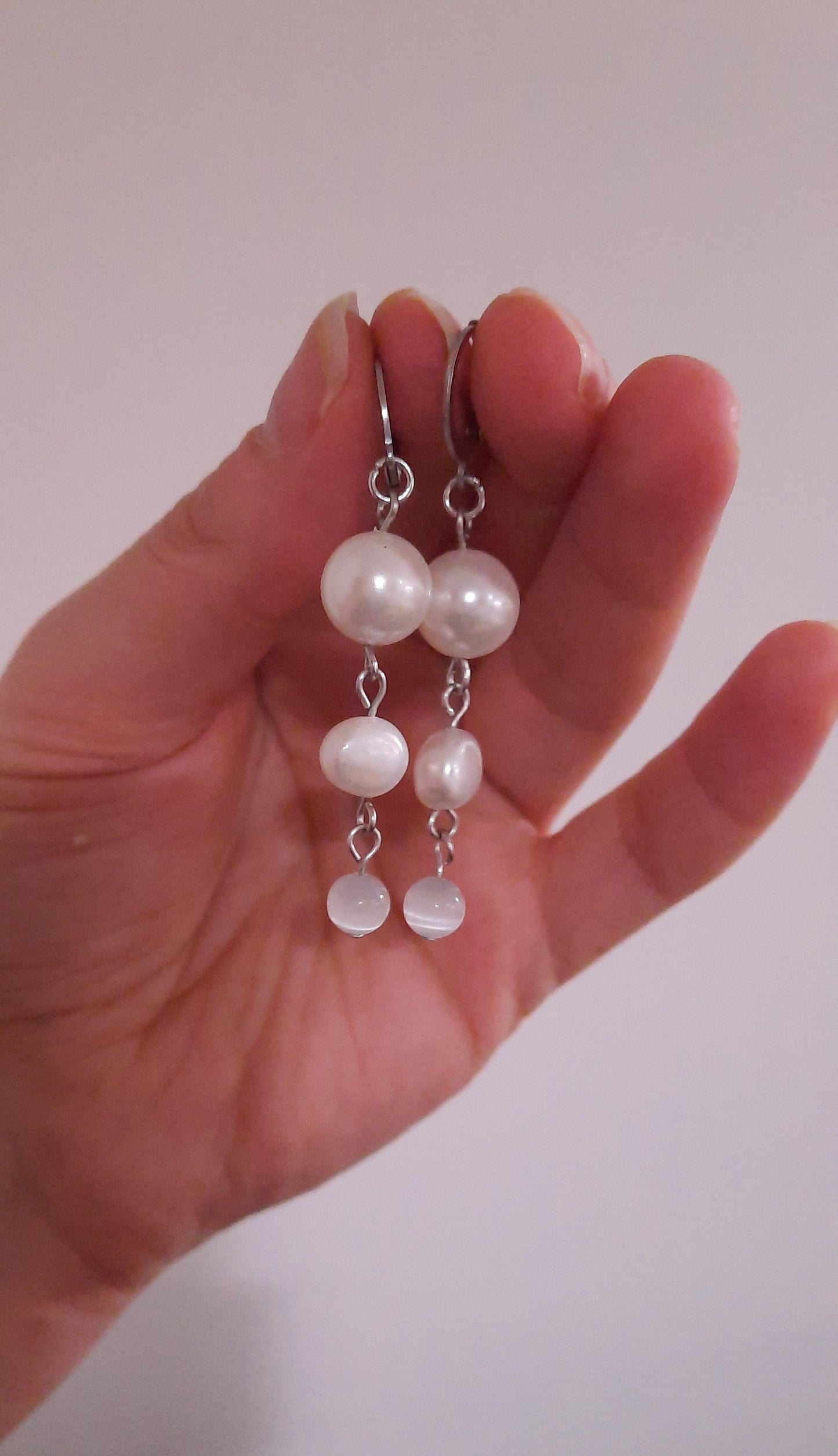 Beaded dangle white and freshwaterpearl earrings. Roikkuvat valkoiset helmikorvakorut.