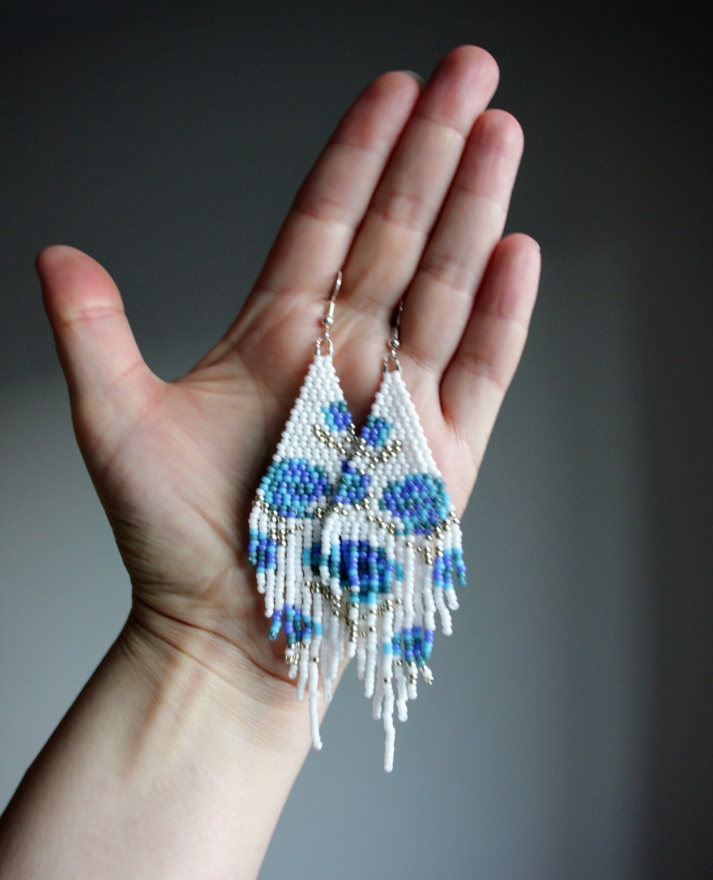 Long fringe seed bead earrings white with shades of blue roses pattern. Pitkät roikkuvat helmikorvakorut. Värinä valkoinen, jossa sinisen sävyisiä ruusuja kuvioina.