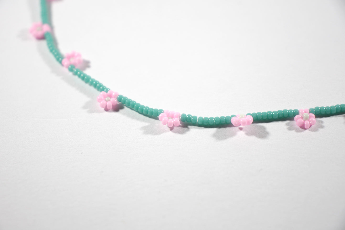 Handmade beaded daisy chain choker necklace turquoise color. Pienistä lasihelmistä käsintehty päivänkakkara choker kaulakoru turkoosin värinen.