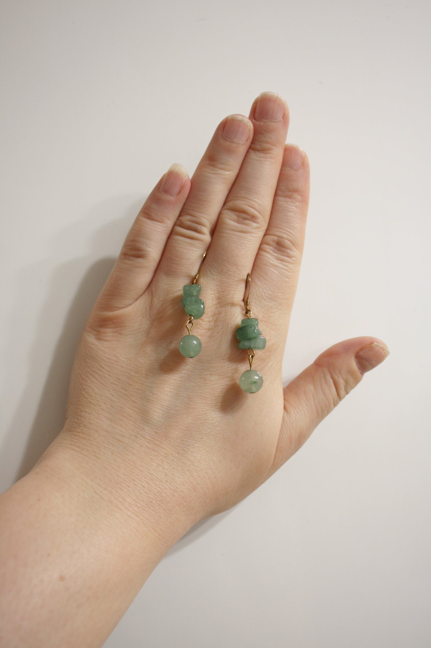 Handmade dangle green aventurine earrings. Käsintehdyt vihreät aventuriini korvakorut.