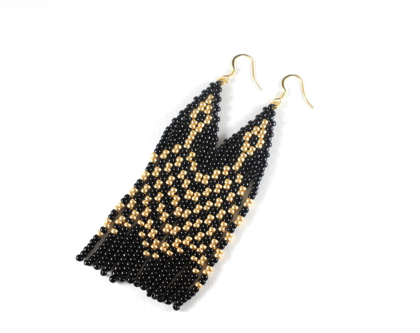 Handwoven fringe seed bead earrings made of small glass beads. Colors are black and gold. Käsintehdyt hapsulliset lasihelmikorvakorut. Väreinä musta ja kulta.