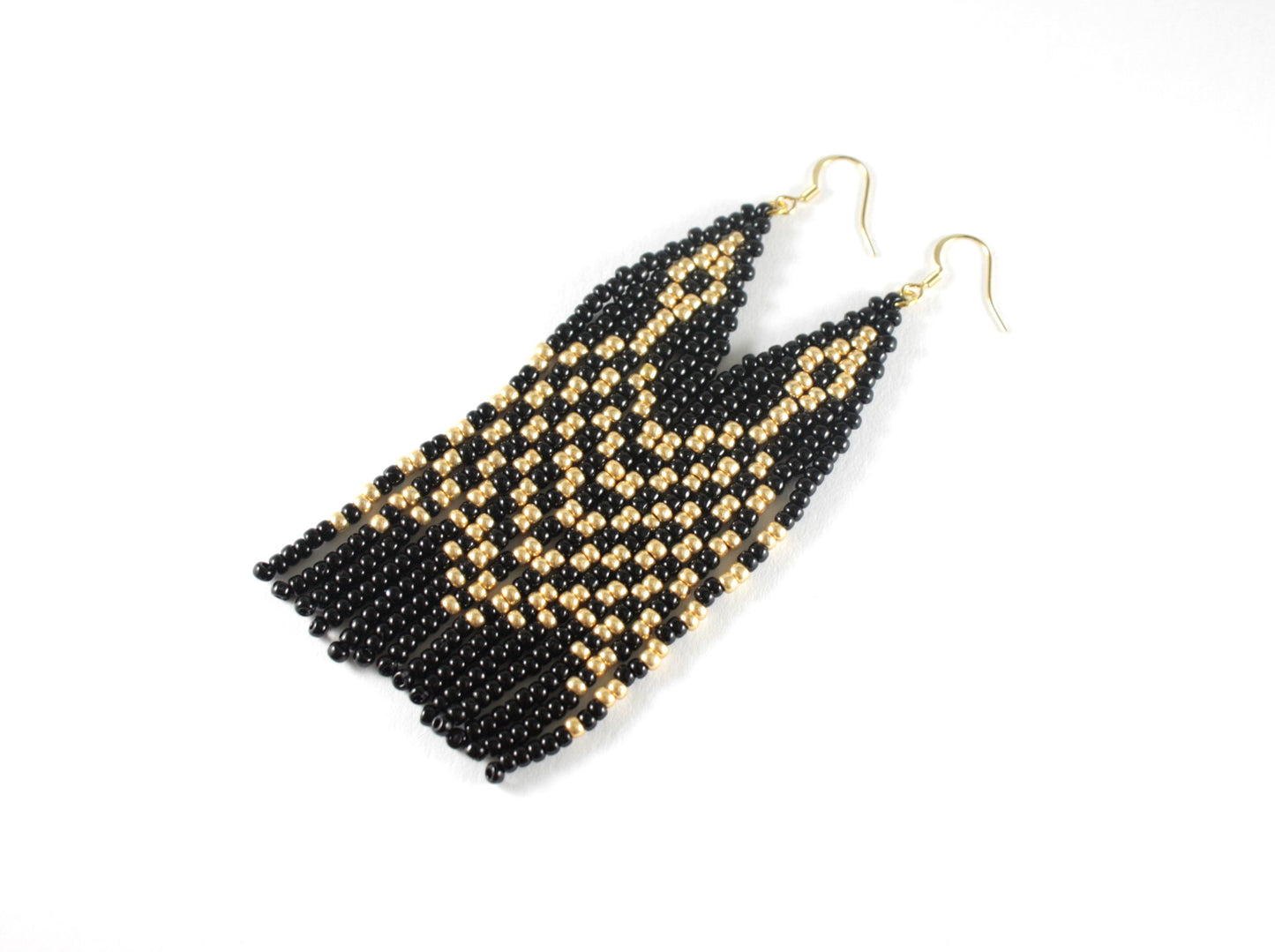 Handwoven fringe seed bead earrings made of small glass beads. Colors are black and gold. Käsintehdyt hapsulliset lasihelmikorvakorut. Väreinä musta ja kulta.
