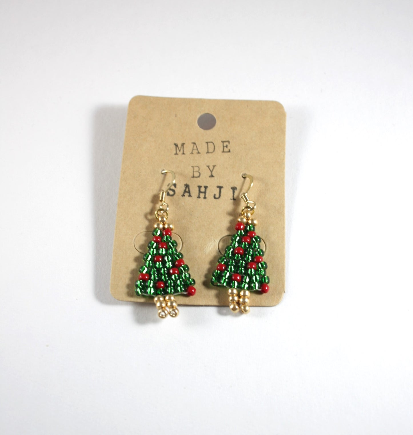 Käsintehdyt joulukuusi helmikorvakorut kimaltelevat vihreät punaisilla koristeilla. Korviksissa on kullanväriset koukut. Handmade green Christmas tree seed bead sparkling earrings with red ornaments. Hooks are gold plated stainless steel.