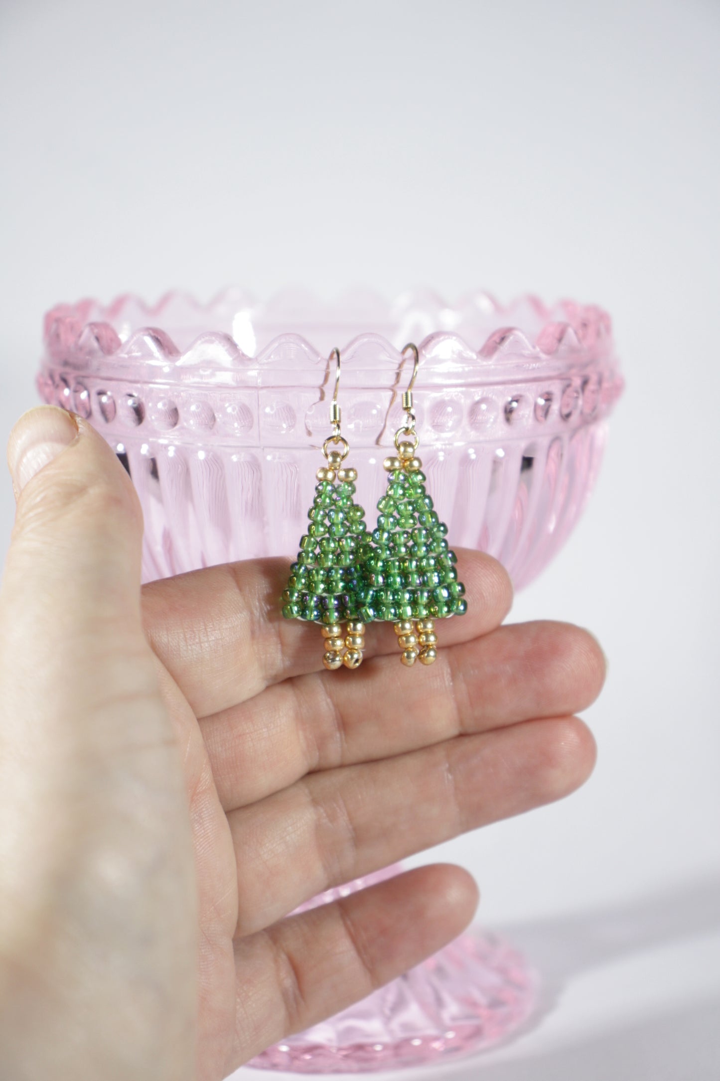 Handmade beaded Christmas Tree earrings from tiny glass beads. Color is reflecting green. Käsintehdyt joulukuusikorvakorut pienistä lasihelmistä. Näissä on kaunis heijastava vihreä sävy.
