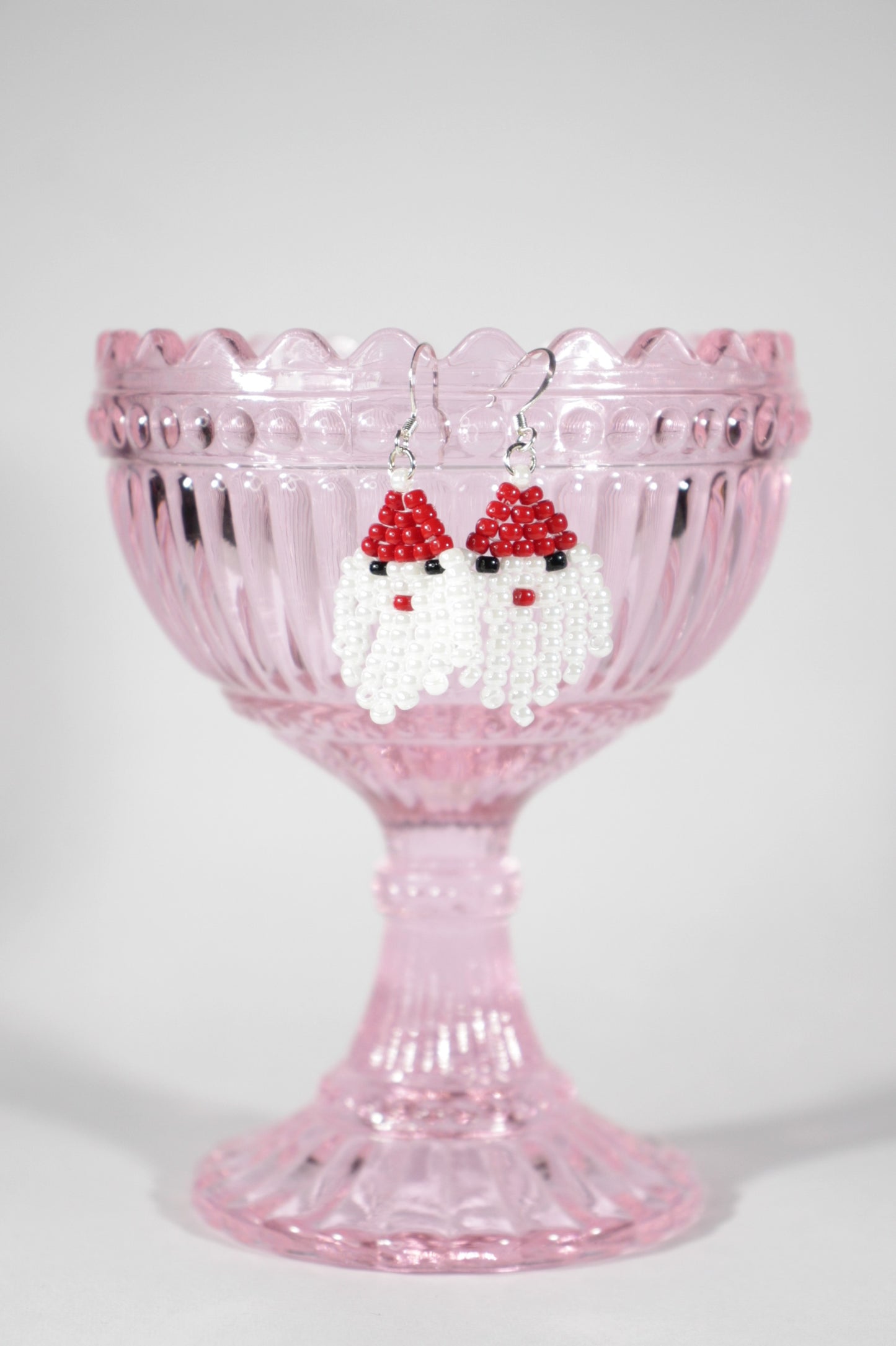 Käsintehdyt roikkuvat joulupukkikorvakorut pienistä lasihelmistä. Handmade dangle Santa Claus earrings from Miyuki seed beads.