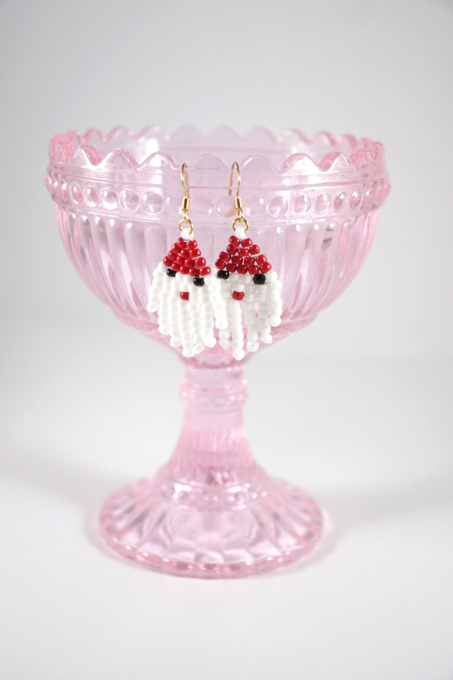 Small Santa Claus seed bead fringe earrings. Pienet lasihelmi joulupukkikorvakorut. Pienet punavalkoiset jouluiset tonttukorvakorut.