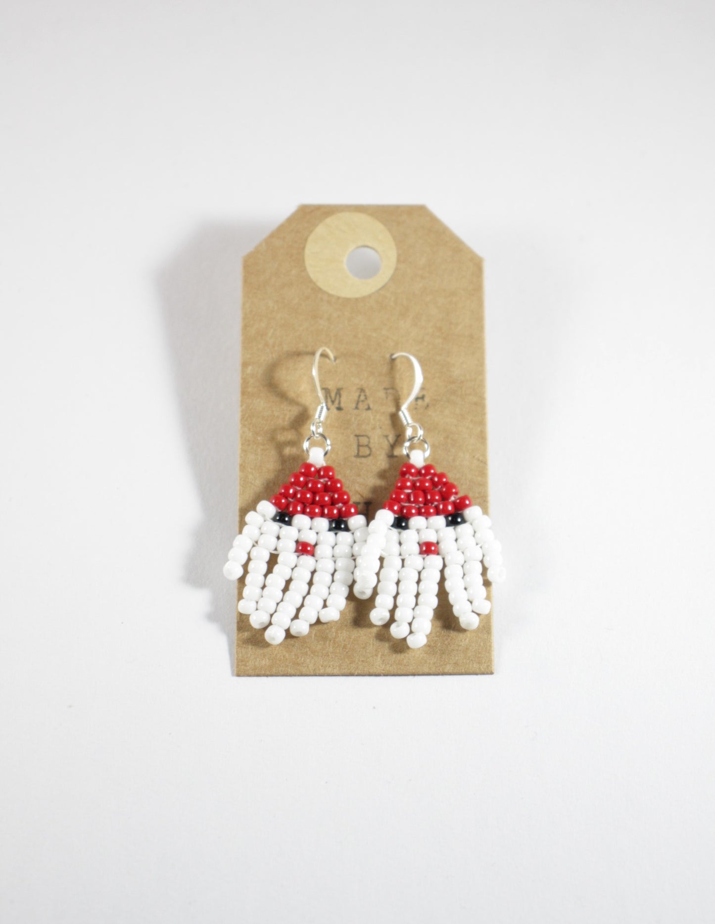 Roikkuvat käsintehdyt joulupukkikorvakorut pienistä lasihelmistä hopeanvärisillä koukuilla. Handmade fringe seed bead Santa Claus earrings. Hooks are silver color nickel free jewelry metal