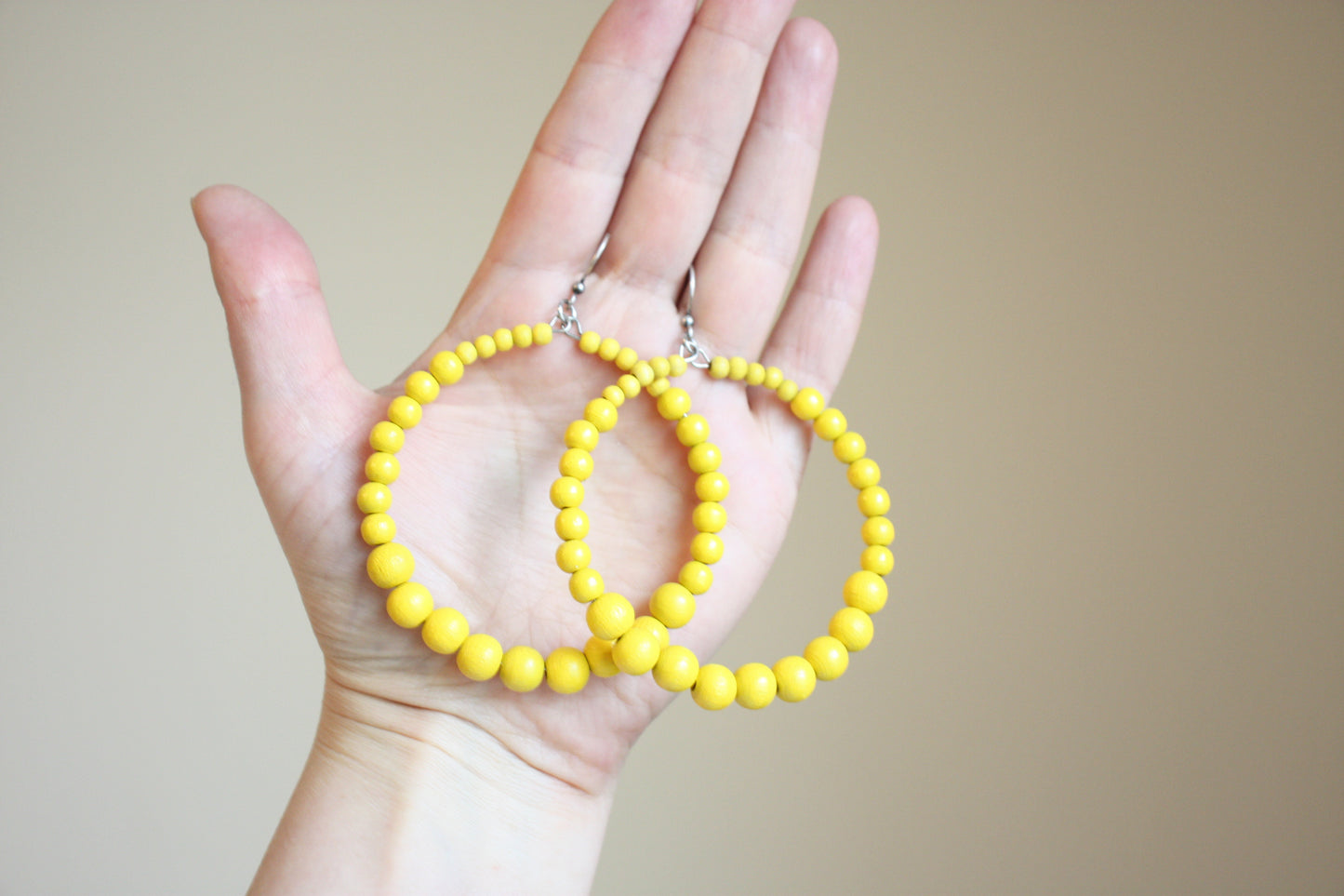 Keltaiset puuhelmikorvakorurenkaat. Wooden hoop earrings yellow.