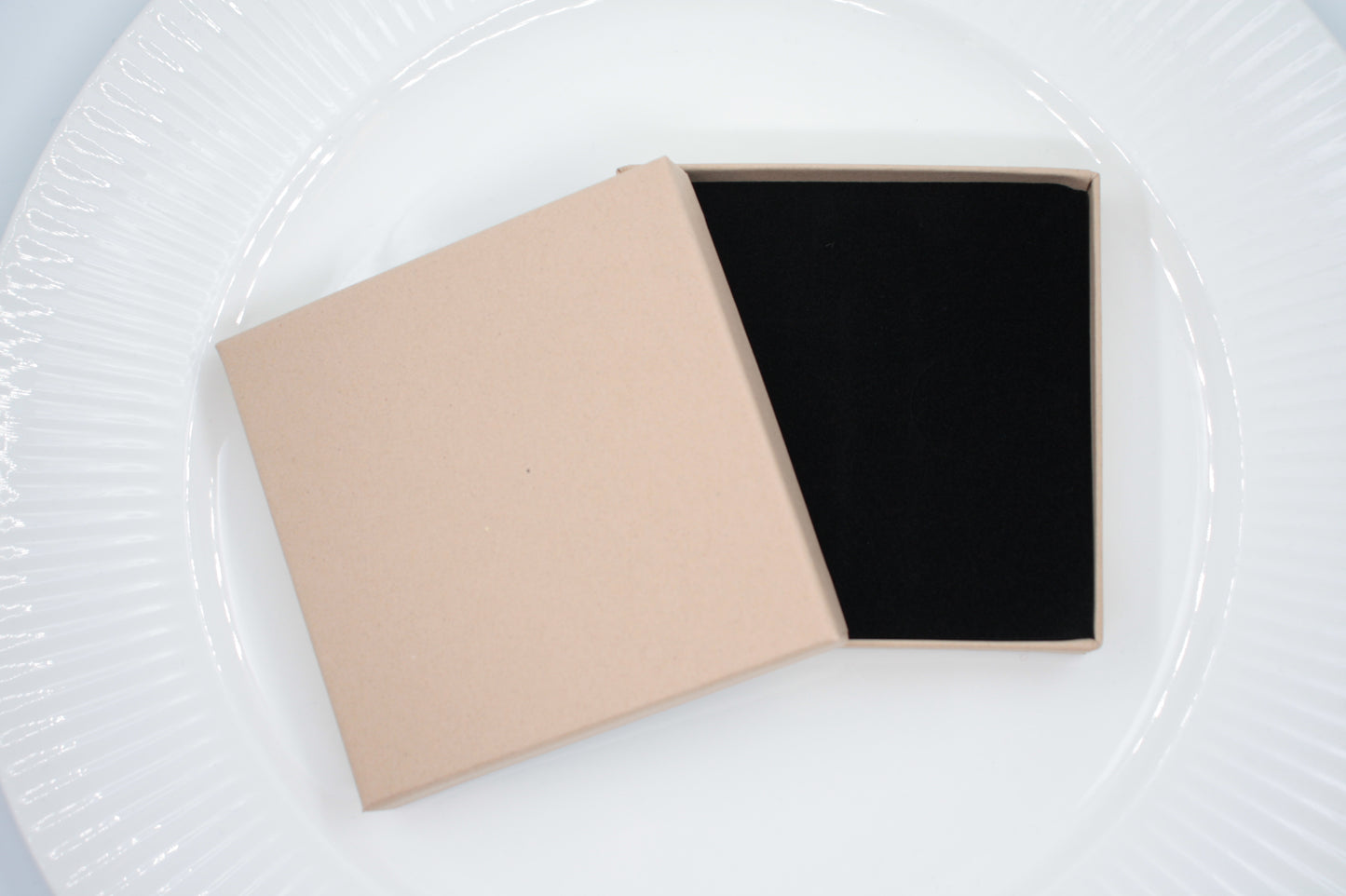 Korurasia ruskeaa pahvia valkoisella alustalla. Jewelry box on white background.