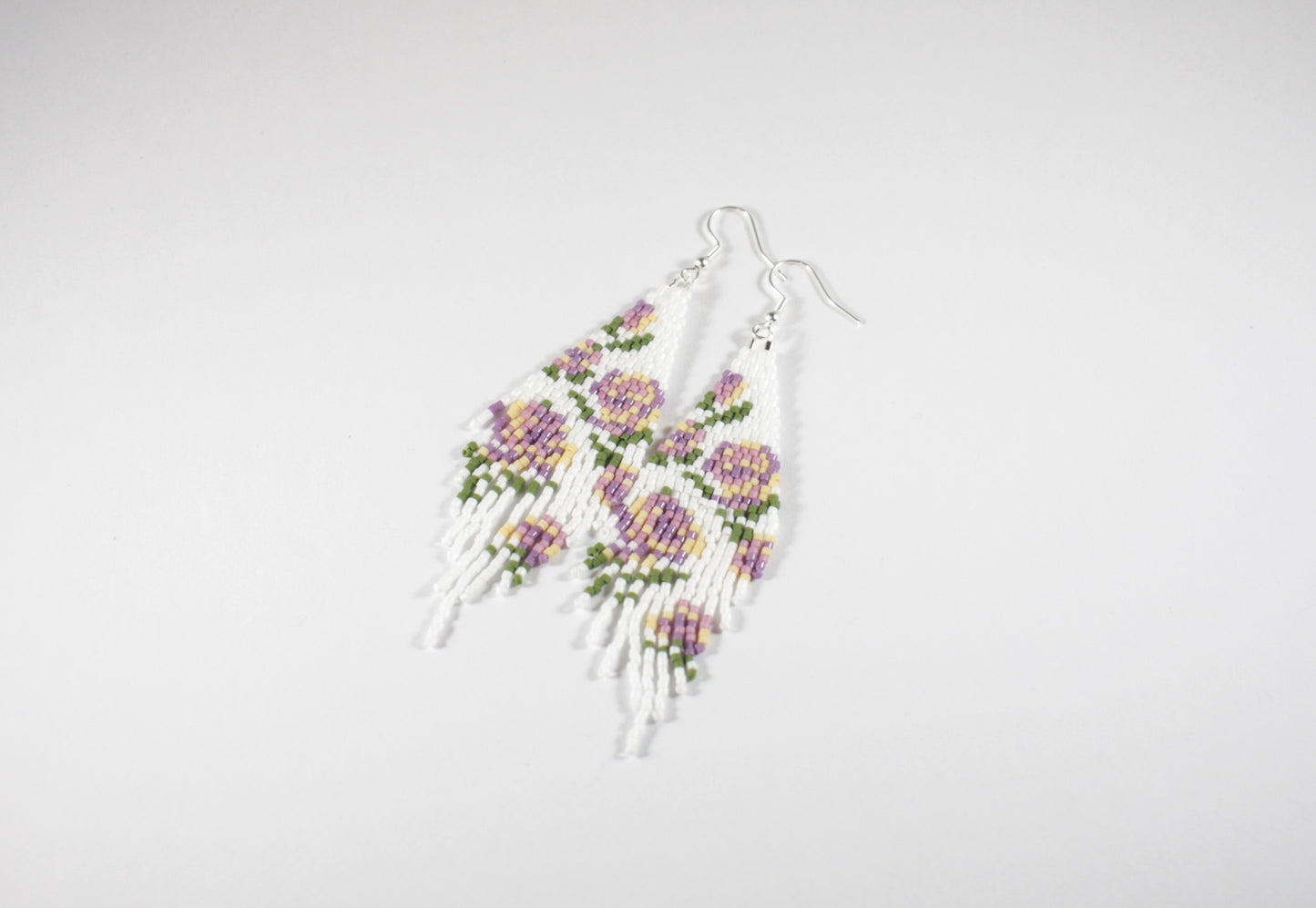 Lasihelmi hapsukorvakorut matta valkoinen kuviona violetteja ruusuja. Seed bead fringe earrings matte white with purple roses.