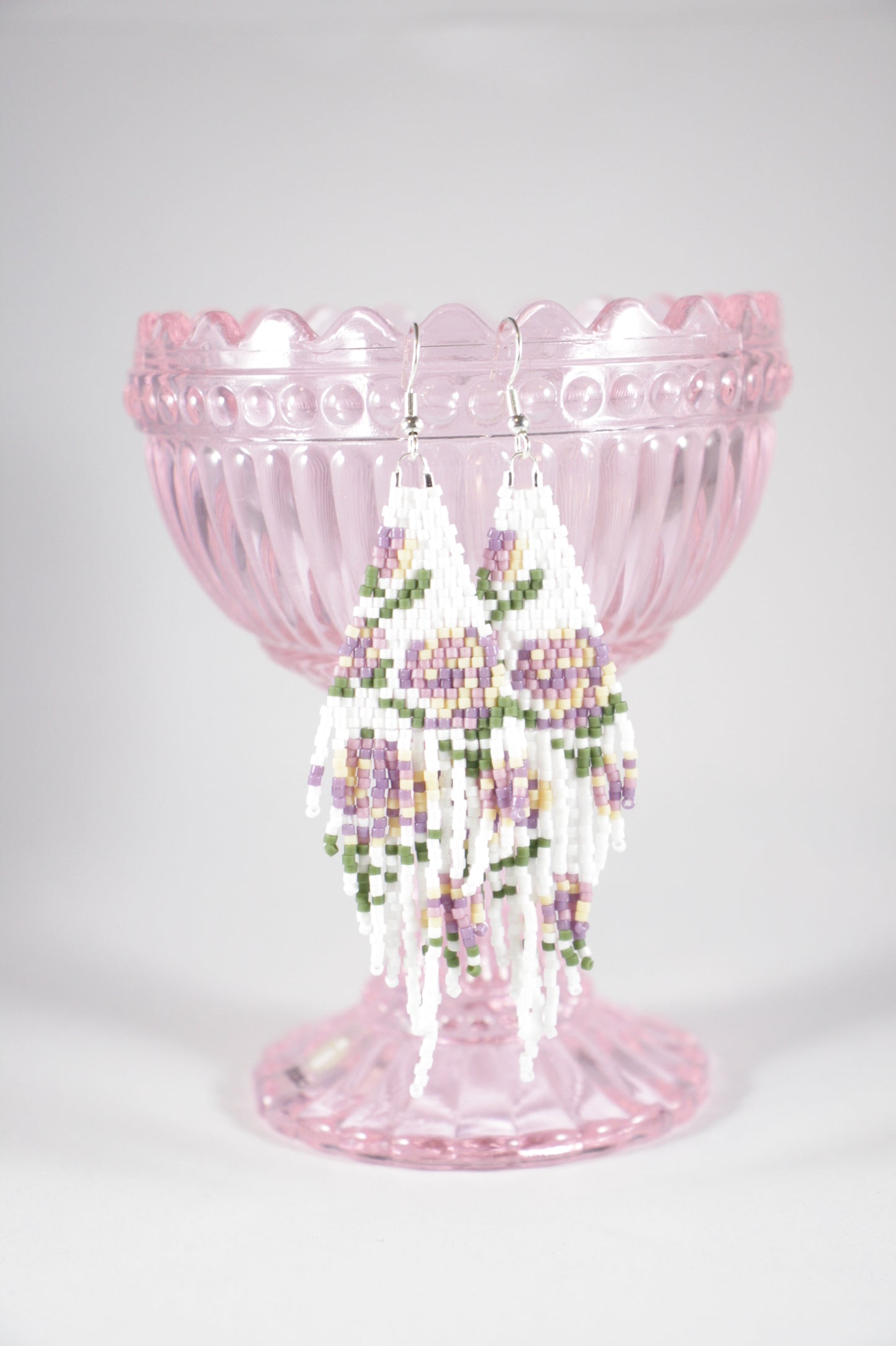 Lasihelmi hapsukorvakorut matta valkoinen kuviona violetteja ruusuja. Seed bead fringe earrings matte white with purple roses.