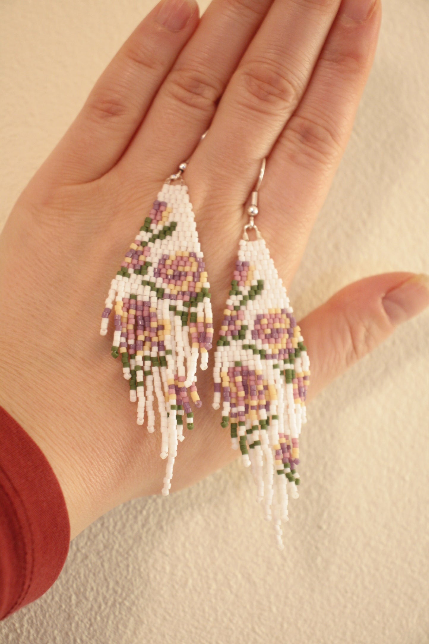 Lasihelmi hapsukorvakorut matta valkoinen kuviona violetteja ruusuja. Seed bead fringe earrings matte white with purple roses.