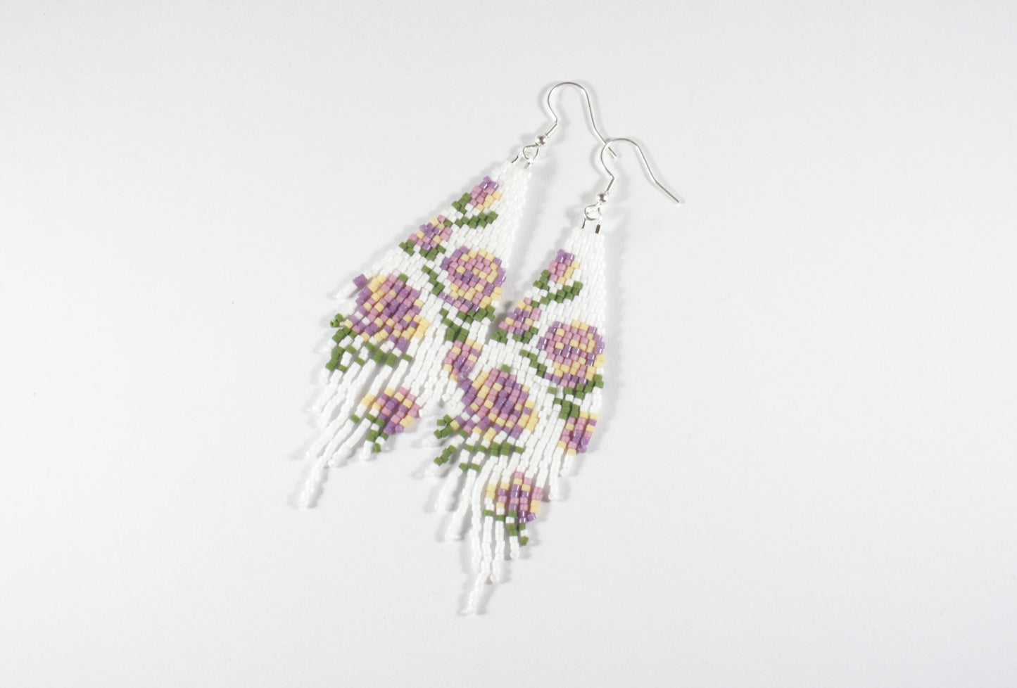 Lasihelmi hapsukorvakorut matta valkoinen kuviona violetteja ruusuja. Seed bead fringe earrings matte white with purple roses.