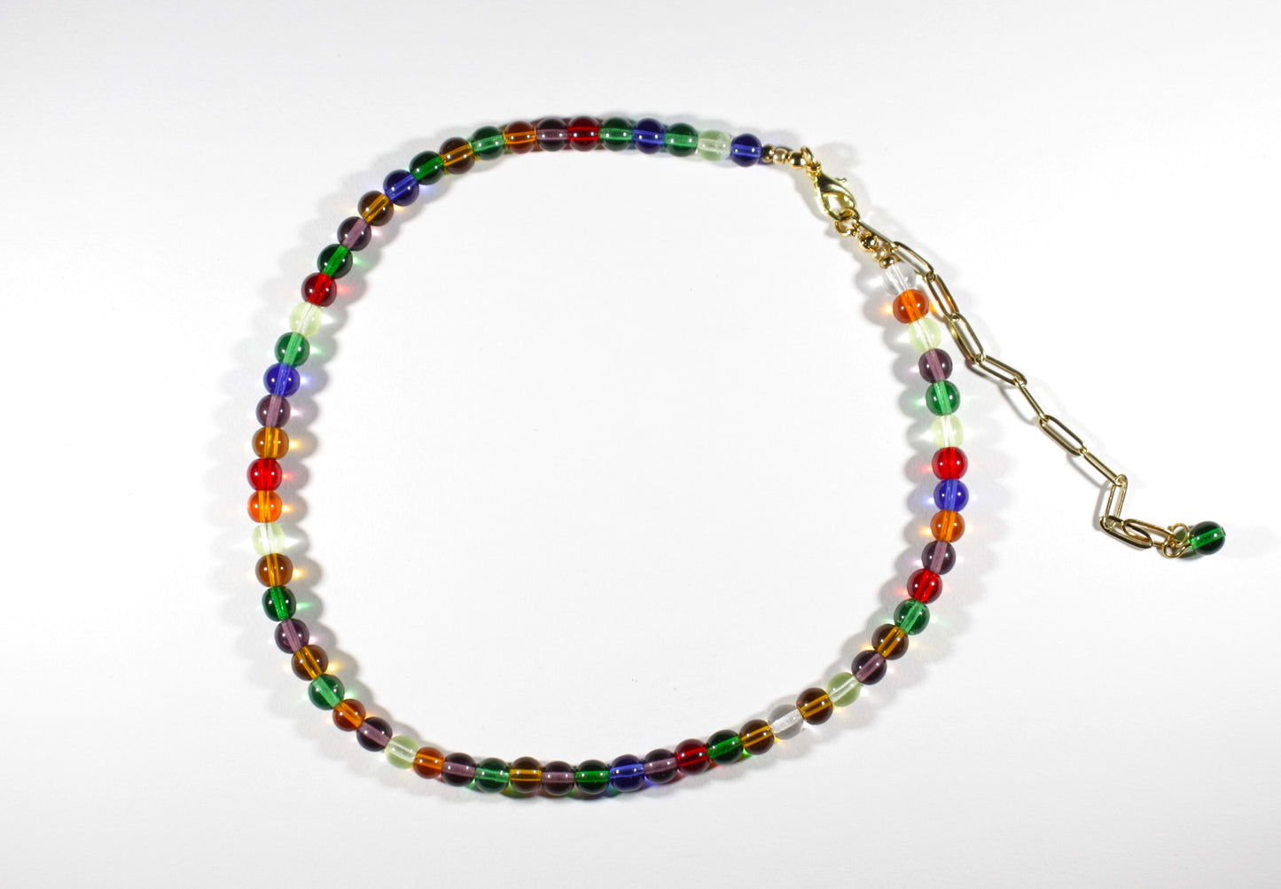 Lasihelmi choker (kaulapanta) kaulakoru värikkäistä 6 mm lasihelmistä kullanvärisillä lukolla ja jatkoketjulla. Glass bead choker necklace. Beads size are 6 mm and it is colorful. Clasp and extension chain are gold color.