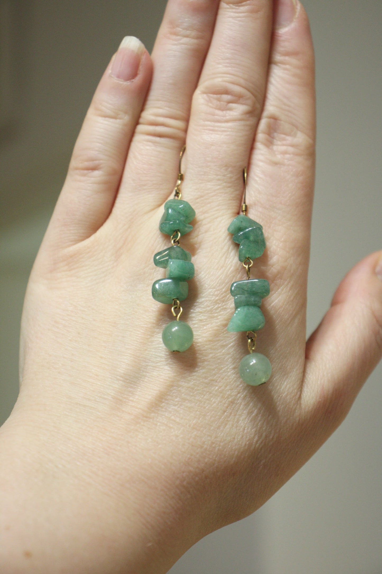 Long dangle green aventurine chips earrings. Pitkät roikkuvat vihreä aventuriini korvakorut.