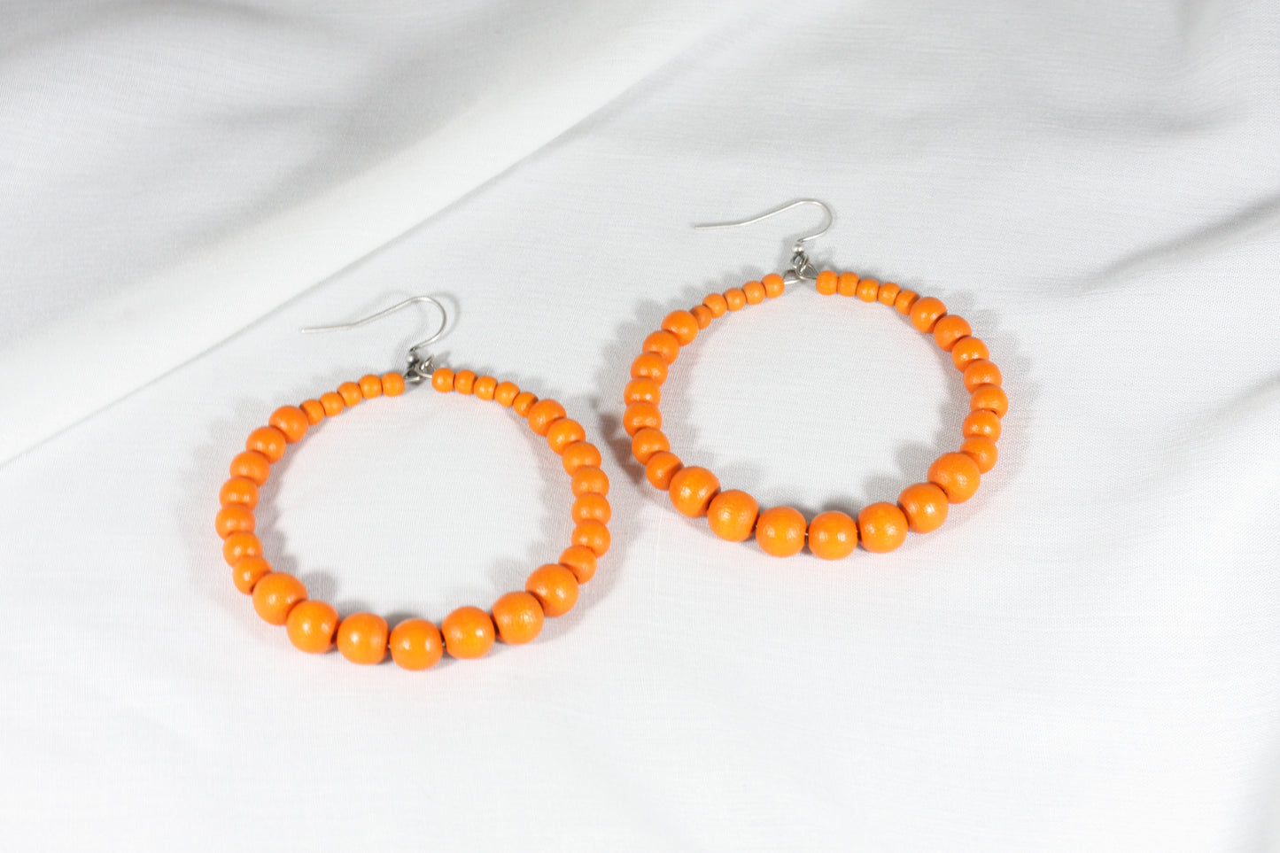 Oranssit puuhelmirengaskorvakorut. Orange wooden bead hoop earrings.