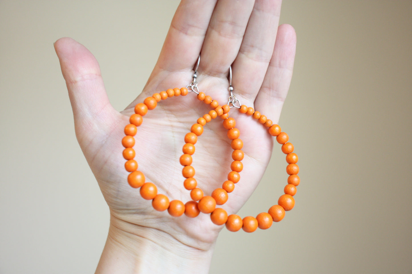Oranssit puuhelmirengaskorvakorut. Orange wooden bead hoop earrings.