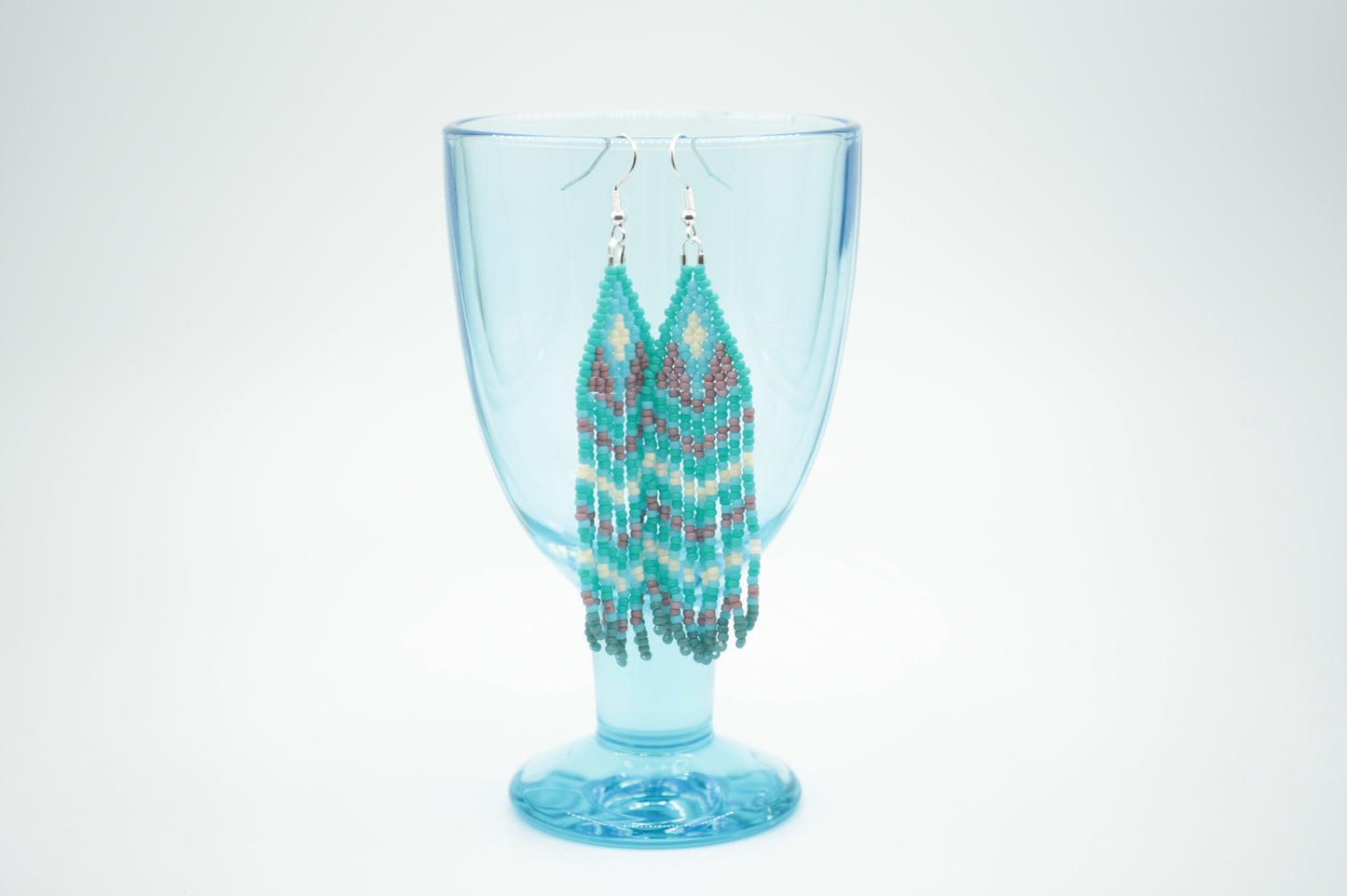 Roikkuvat hapsulliset lasihelmikorvakorut. Väreinä vihreäturkoosi, turkoosi, valkoinen ja kanerva. Seed bead fringe earrings with green turquoise, turquoise, white and purple color.