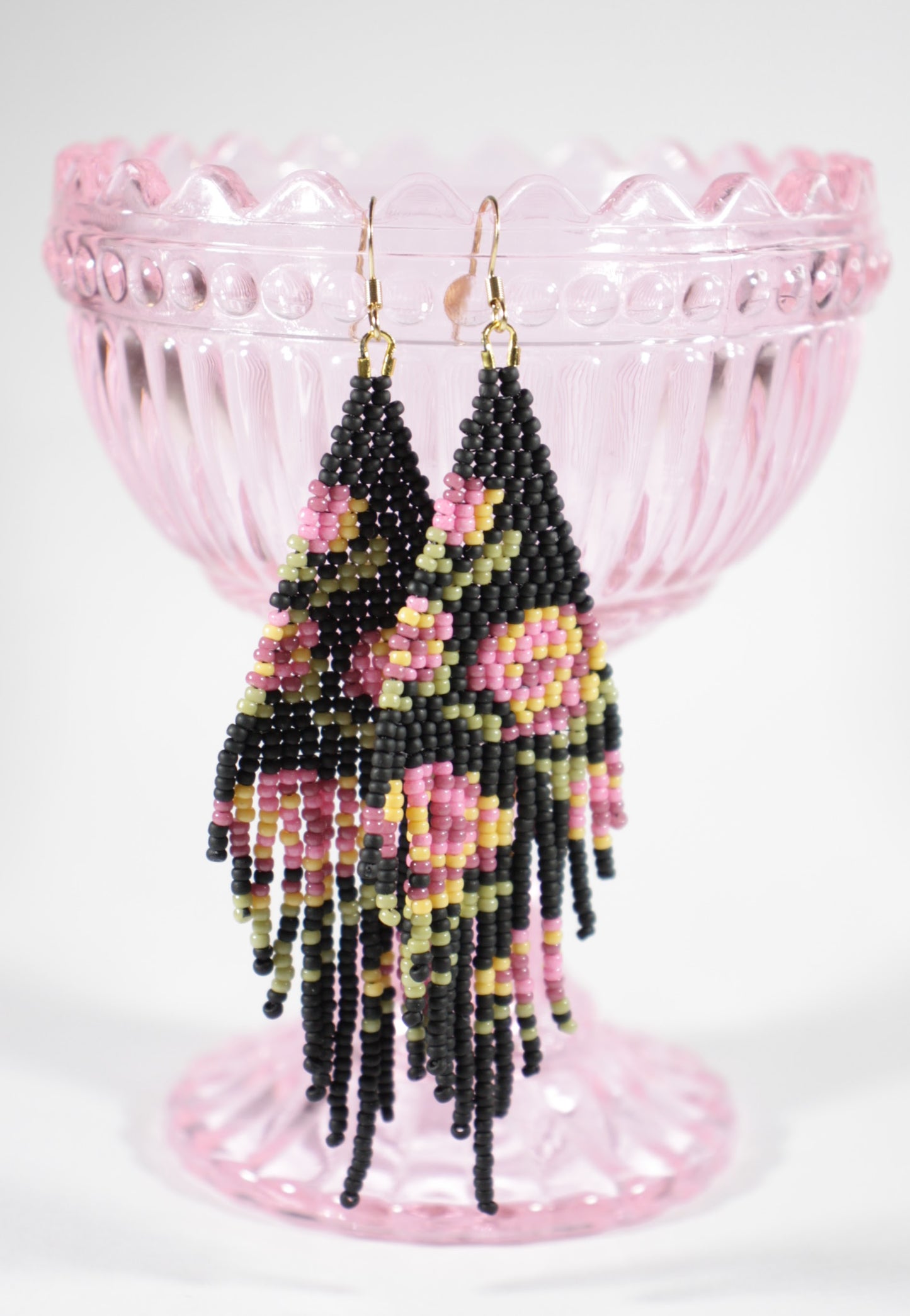 Long colorful seed bead fringe earrings. Base color is matte black and these earrings has pink-yellow rose pattern. Pitkä roikkuvat helmikorvakorut hapsuilla. Näissä korviksissa on matta musta perusväri ja kuviona on pinkin ja keltaisen sävyisiä ruusuja.