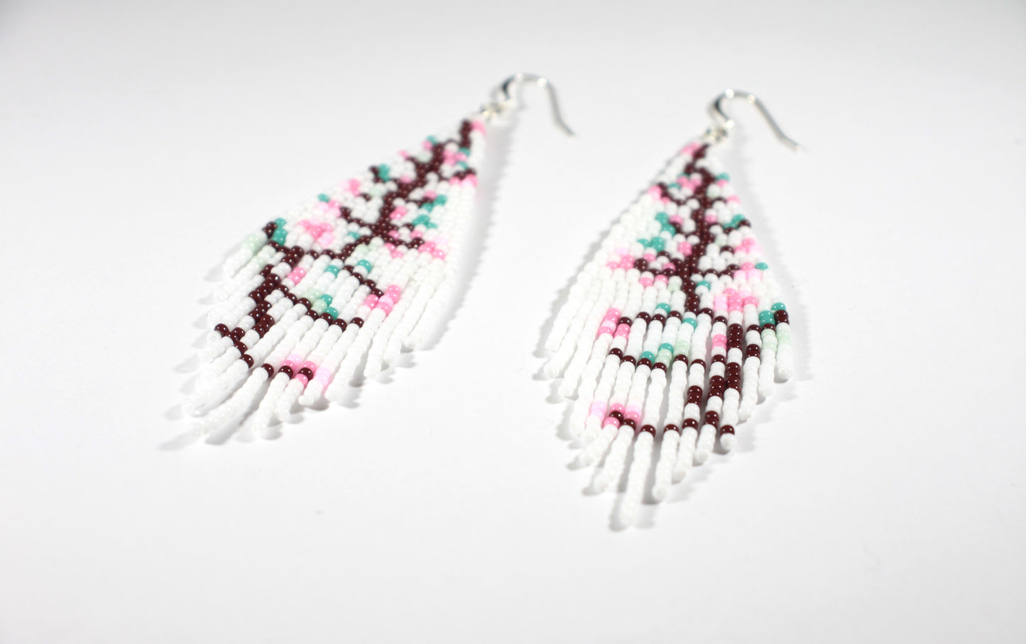 Fringe seed bead earrings white cherry tree. Colors are white and tree is brown and pink flowers and mint green leaves. Hapsulliset ison lasihelmikorvakorut, jossa kuvana kirsikkapuu. Pääväri on valkoinen, lisäksi ruskeaa, vaaleanpunaista ja mintun vihreää.