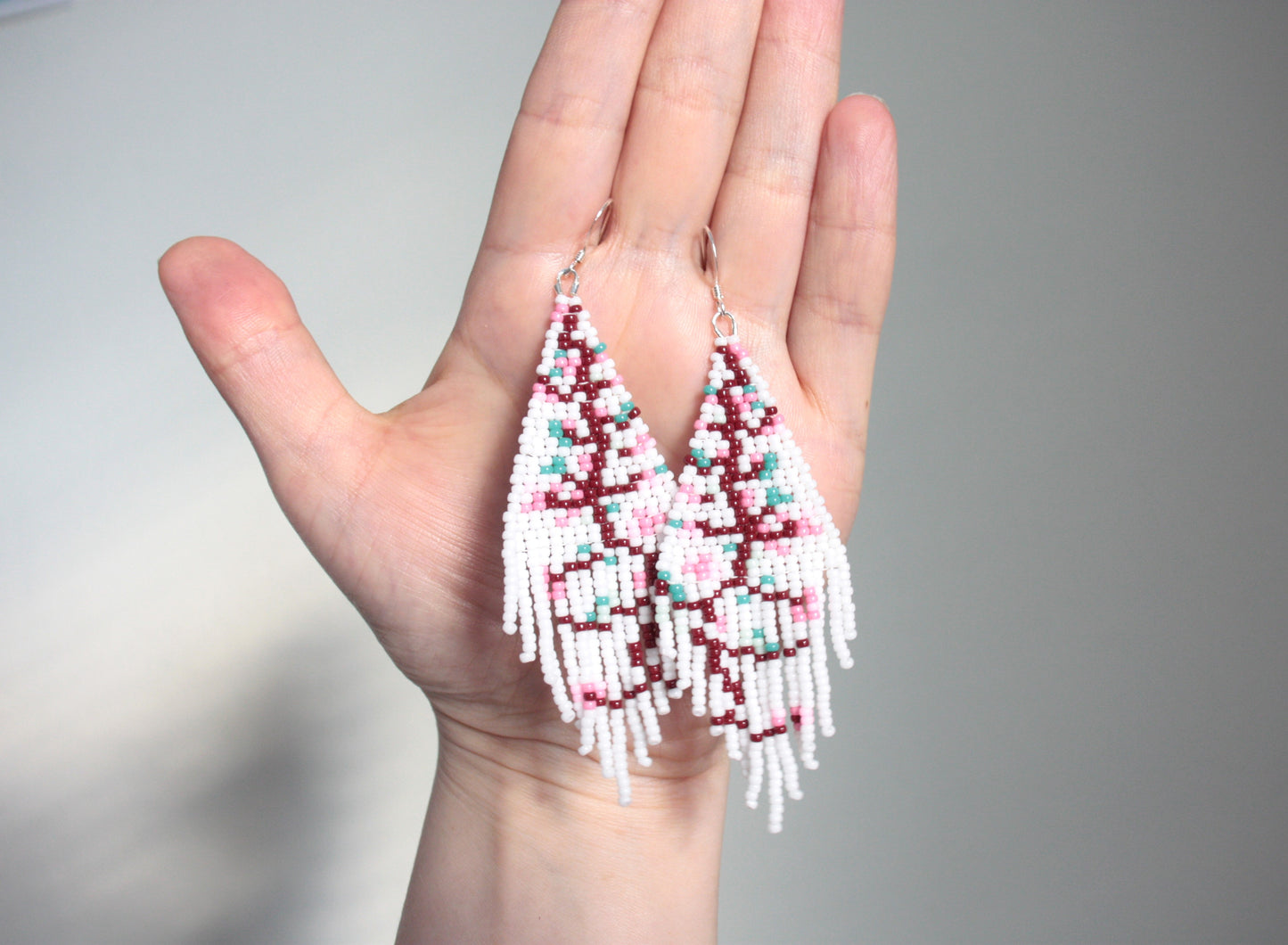 Fringe seed bead earrings white cherry tree. Colors are white and tree is brown and pink flowers and mint green leaves. Hapsulliset ison lasihelmikorvakorut, jossa kuvana kirsikkapuu. Pääväri on valkoinen, lisäksi ruskeaa, vaaleanpunaista ja mintun vihreää.