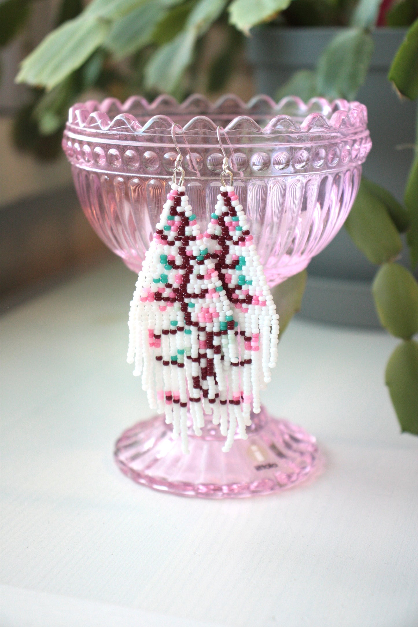 Fringe seed bead earrings white cherry tree. Colors are white and tree is brown and pink flowers and mint green leaves. Hapsulliset ison lasihelmikorvakorut, jossa kuvana kirsikkapuu. Pääväri on valkoinen, lisäksi ruskeaa, vaaleanpunaista ja mintun vihreää.