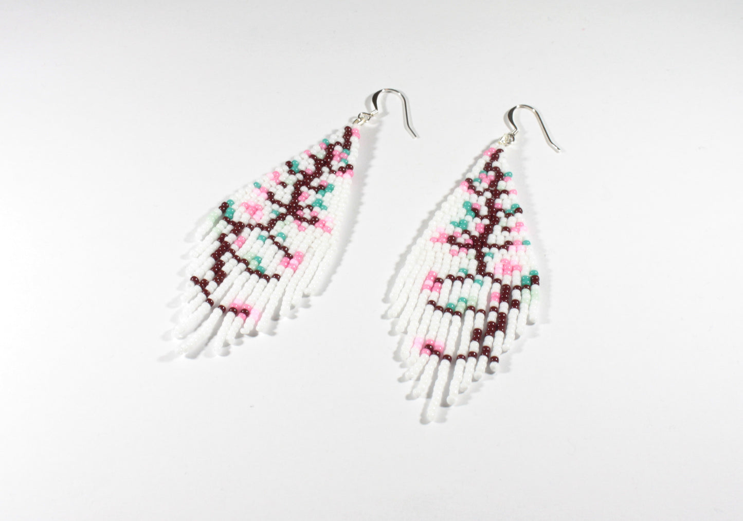 Fringe seed bead earrings white cherry tree. Colors are white and tree is brown and pink flowers and mint green leaves. Hapsulliset ison lasihelmikorvakorut, jossa kuvana kirsikkapuu. Pääväri on valkoinen, lisäksi ruskeaa, vaaleanpunaista ja mintun vihreää.