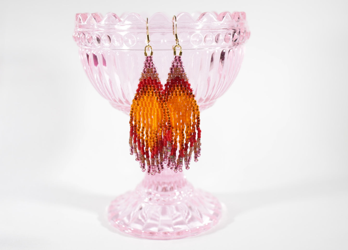 Colorful handmade seed bead fringe earrings. Colors are orange, red, violet and raspberry. Värikkäät käsintehdyt roikkuvat hapsukorvakorut. Väreinä oranssia, punaista, lilaa ja vadelmaa.