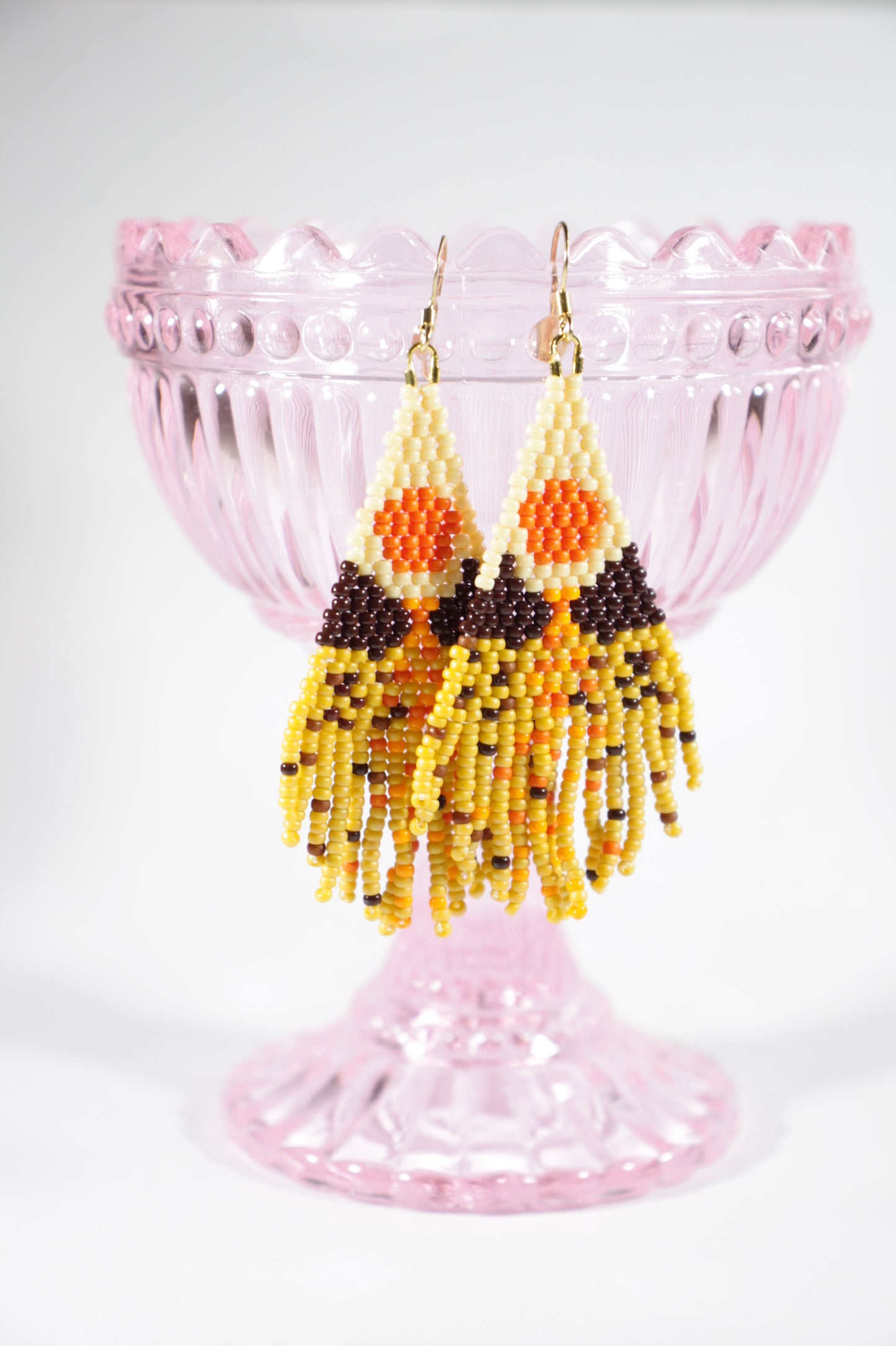 Seed bead fringe earrings with scenery pattern. Colors are brown, yellow and orange shades. Roikkuvat hapsukorvakorut pienistä lasihelmistä. Kuviona näissä korvakoruina on maisema ja värit loistavat keltaisen, ruskean ja oranssin sävyissä.