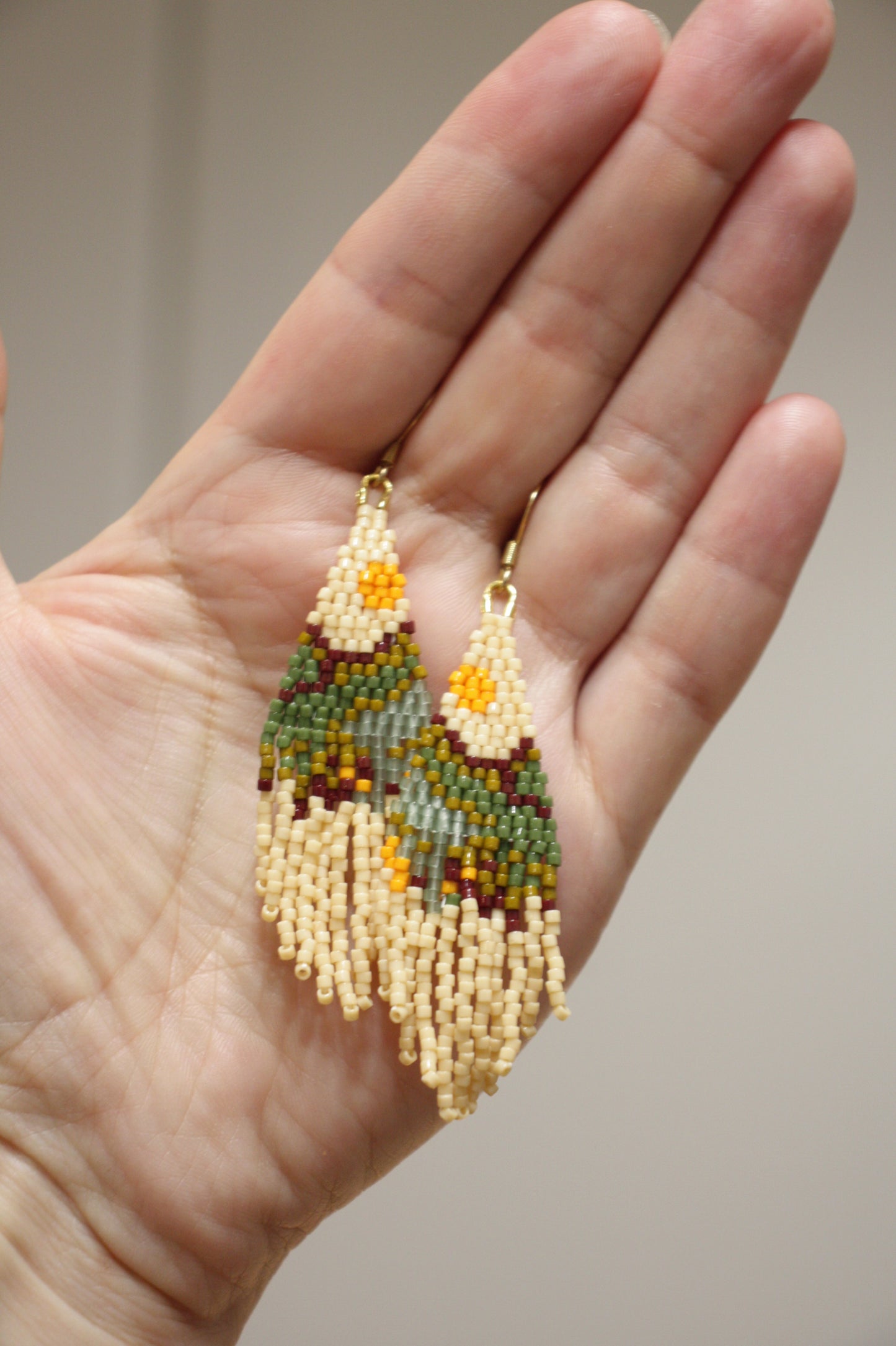 Seed bead delica fringe earrings with landscape pattern. Colorful with beige base color. Käsintehdyt roikkuvat hapsukorvakorut maisema kuviolla. Pohjaväri on beige.