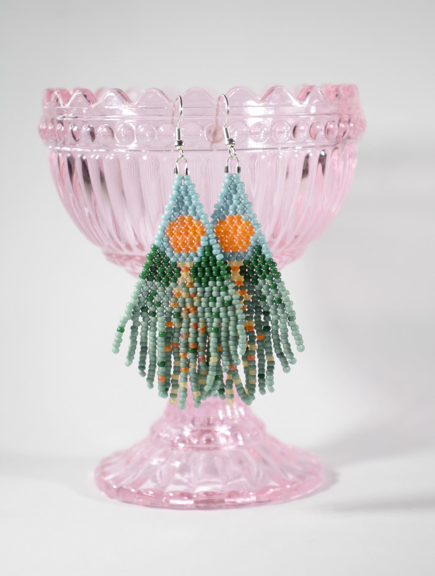 Seed bead fringe earrings with landscape pattern. Colors are turquoise, blue and orange. Roikkuvat boho helmikorvakorut maisema kuviolla. Väreinä ovat turkoosi, sininen, vihreä ja oranssi.
