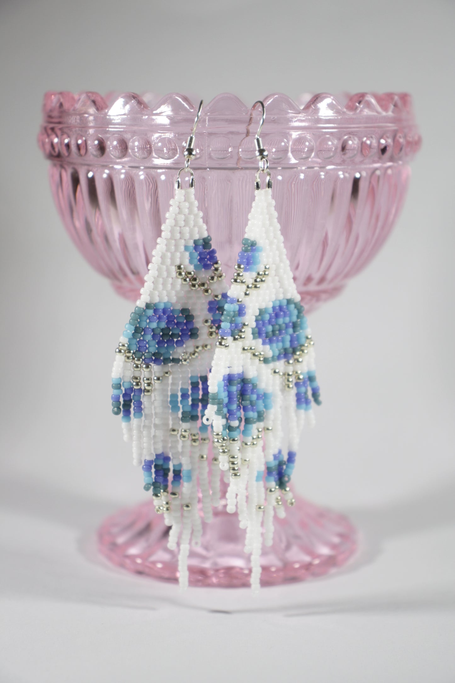 Long fringe seed bead earrings white with shades of blue roses pattern. Pitkät roikkuvat helmikorvakorut. Värinä valkoinen, jossa sinisen sävyisiä ruusuja kuvioina.