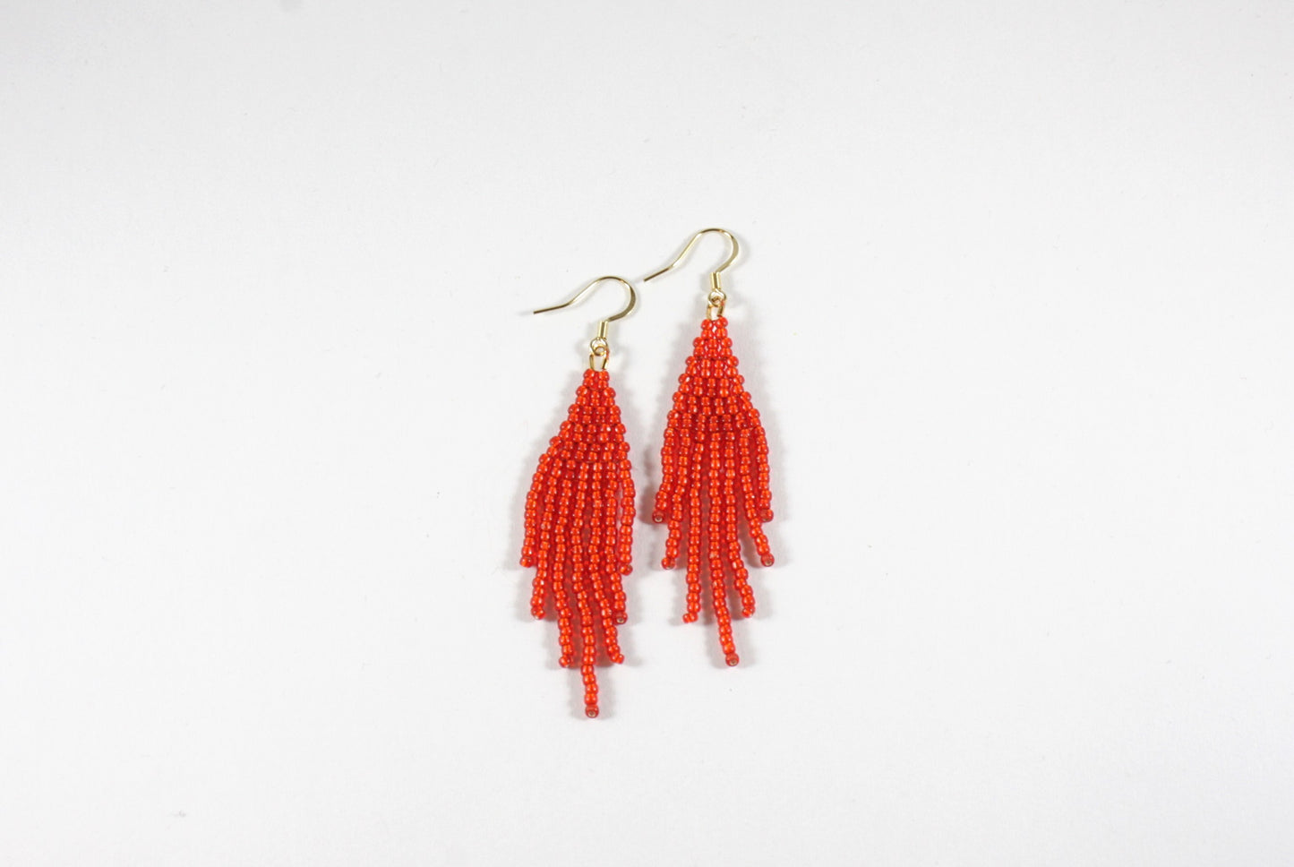 Seed bead fringe earrings small sparking red with gold plated stainless steel hooks. Hapsulliset lasihelmikorvakorut punaiset, jossa kullattu ruostumaton teräs koukut.
