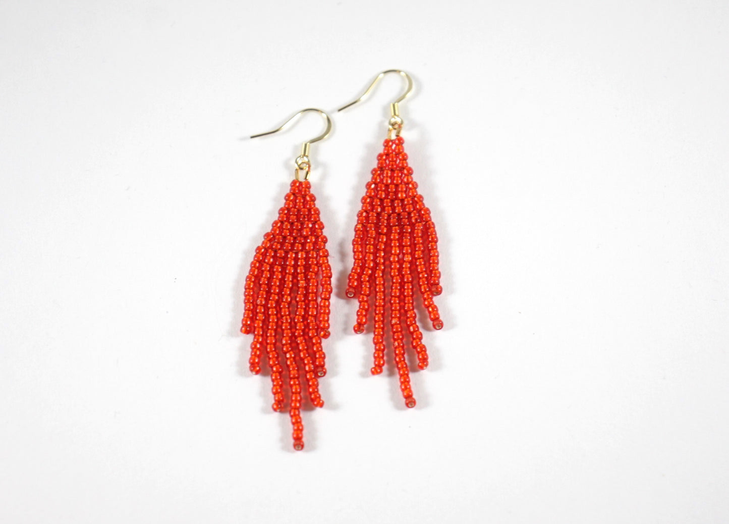 Seed bead fringe earrings small sparking red with gold plated stainless steel hooks. Hapsulliset lasihelmikorvakorut punaiset, jossa kullattu ruostumaton teräs koukut.