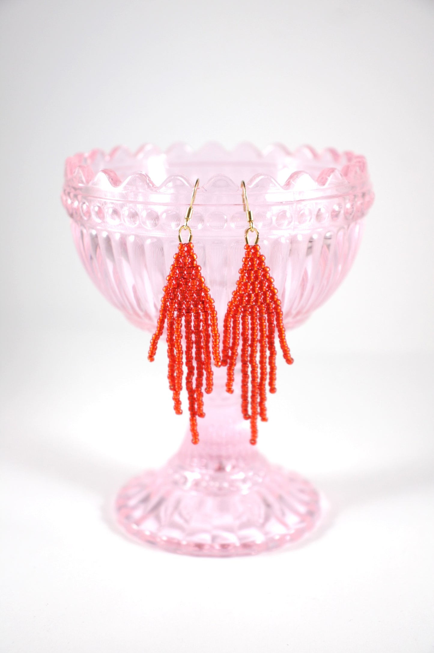 Seed bead fringe earrings small sparking red with gold plated stainless steel hooks. Hapsulliset lasihelmikorvakorut punaiset, jossa kullattu ruostumaton teräs koukut.