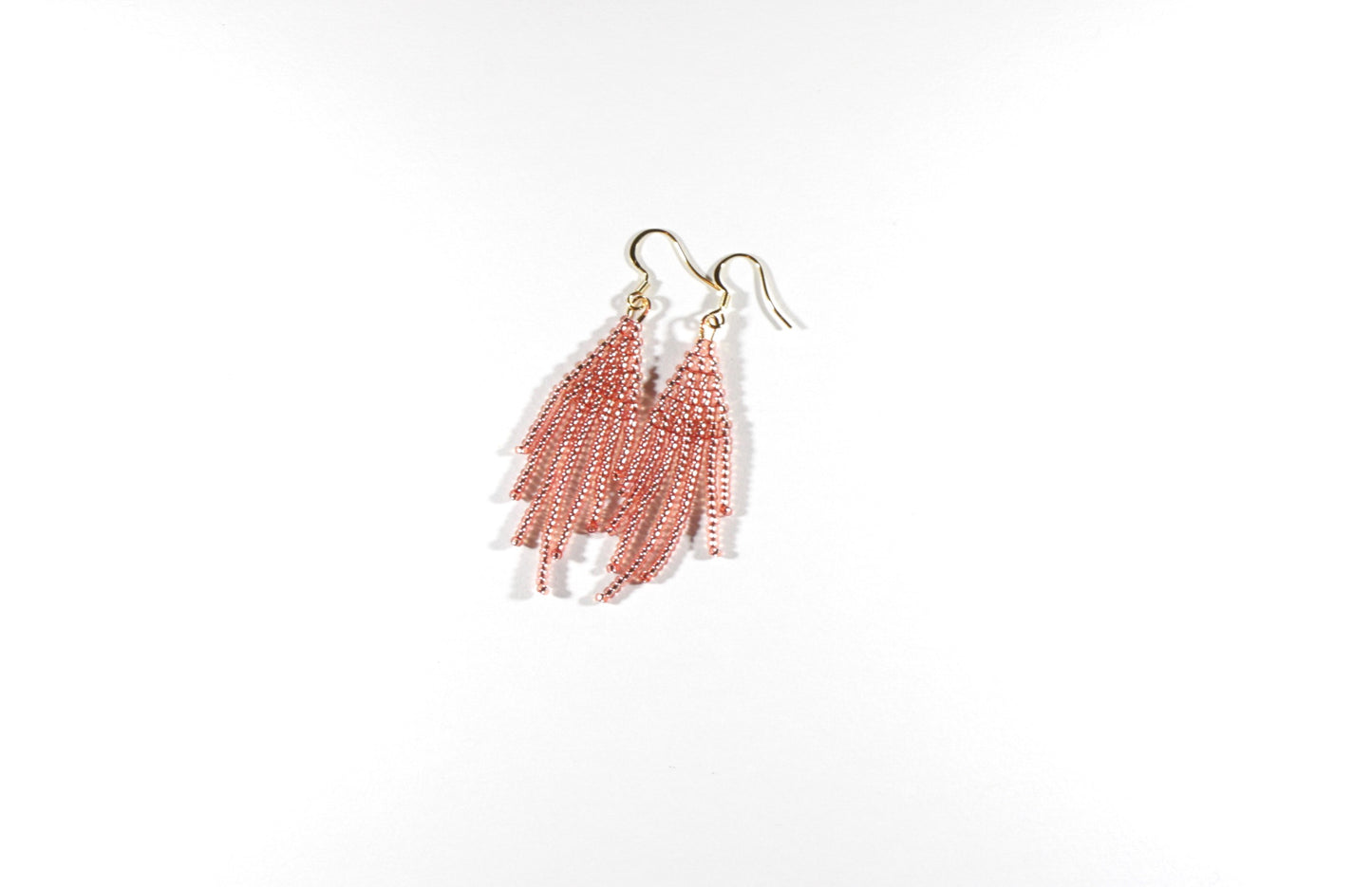 Seed bead fringe earrings small color is sparkling salmon. With gold color hooks. Hapsulliset lasihelmikorvakorut kimalteleva lohi. Kullanväriset koukut.