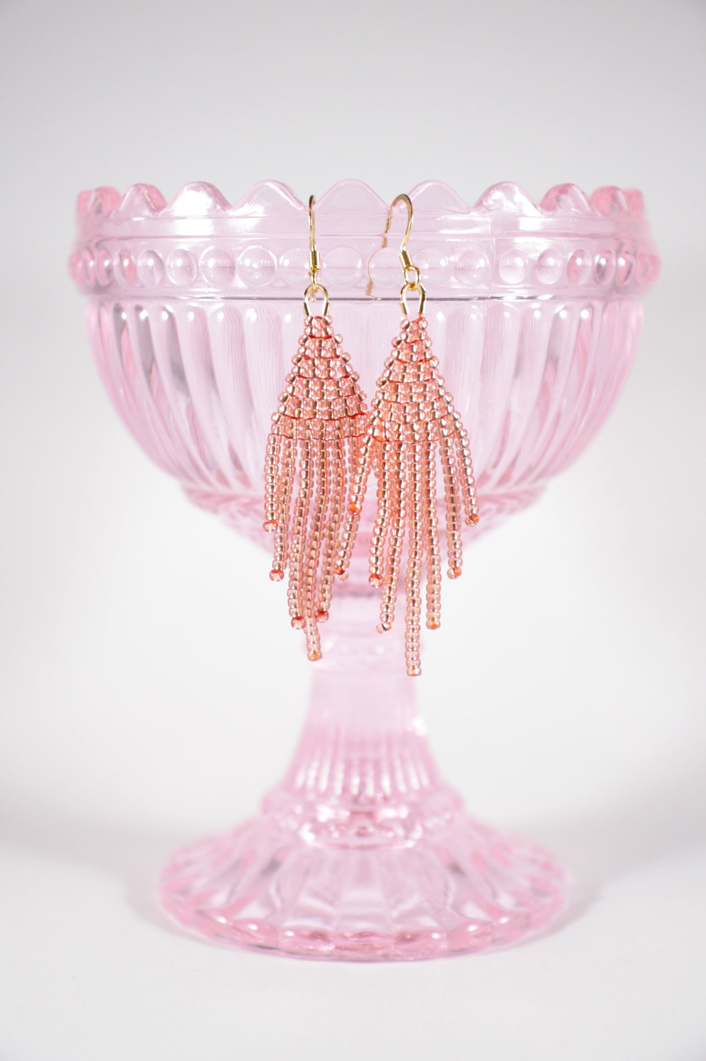 Seed bead fringe earrings small color is sparkling salmon. With gold color hooks. Hapsulliset lasihelmikorvakorut kimalteleva lohi. Kullanväriset koukut.
