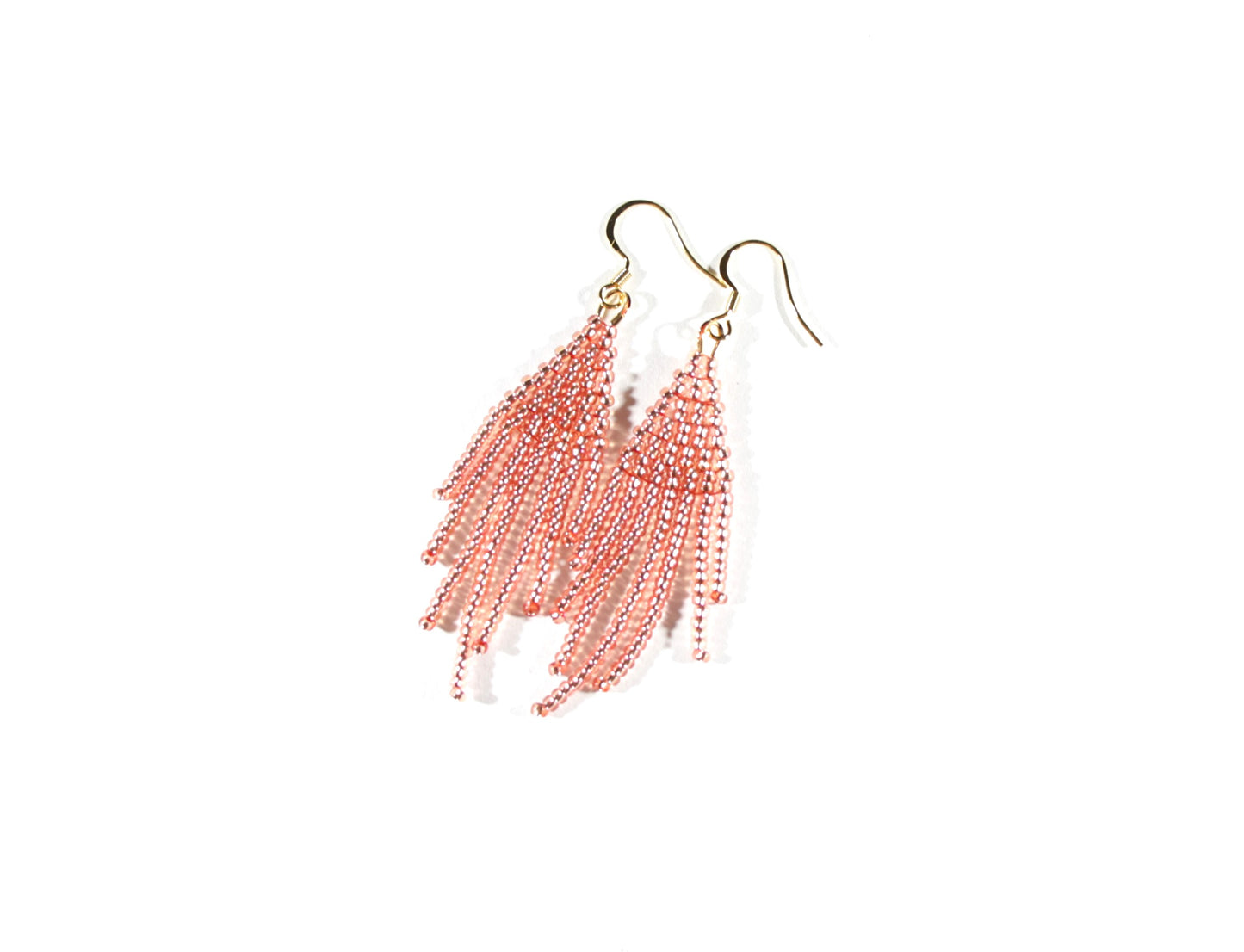 Seed bead fringe earrings small color is sparkling salmon. With gold color hooks. Hapsulliset lasihelmikorvakorut kimalteleva lohi. Kullanväriset koukut.