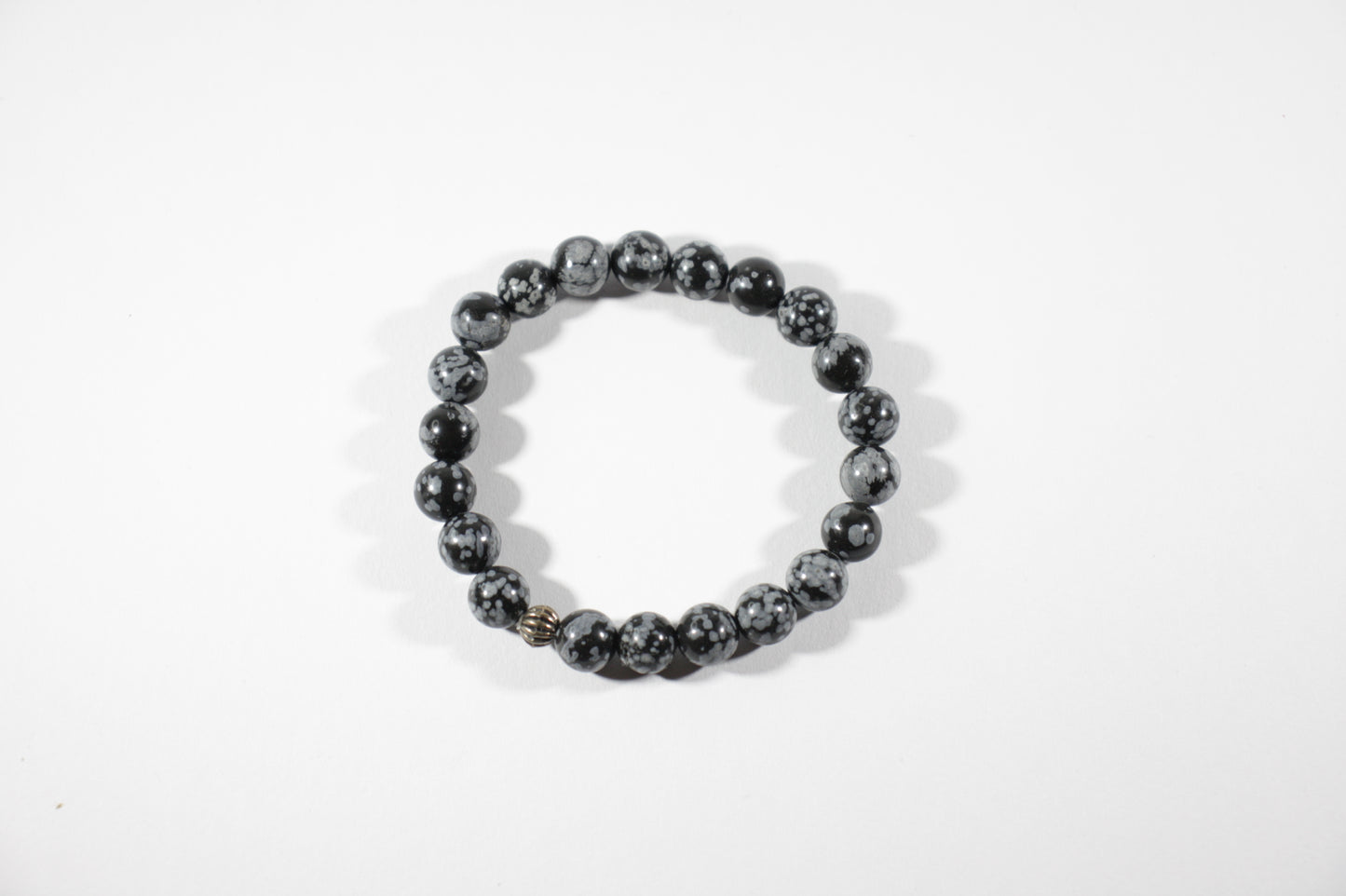Snowflake obsidian stretch bracelet. Lumihiutaleobsidiaani joustorannekoru.