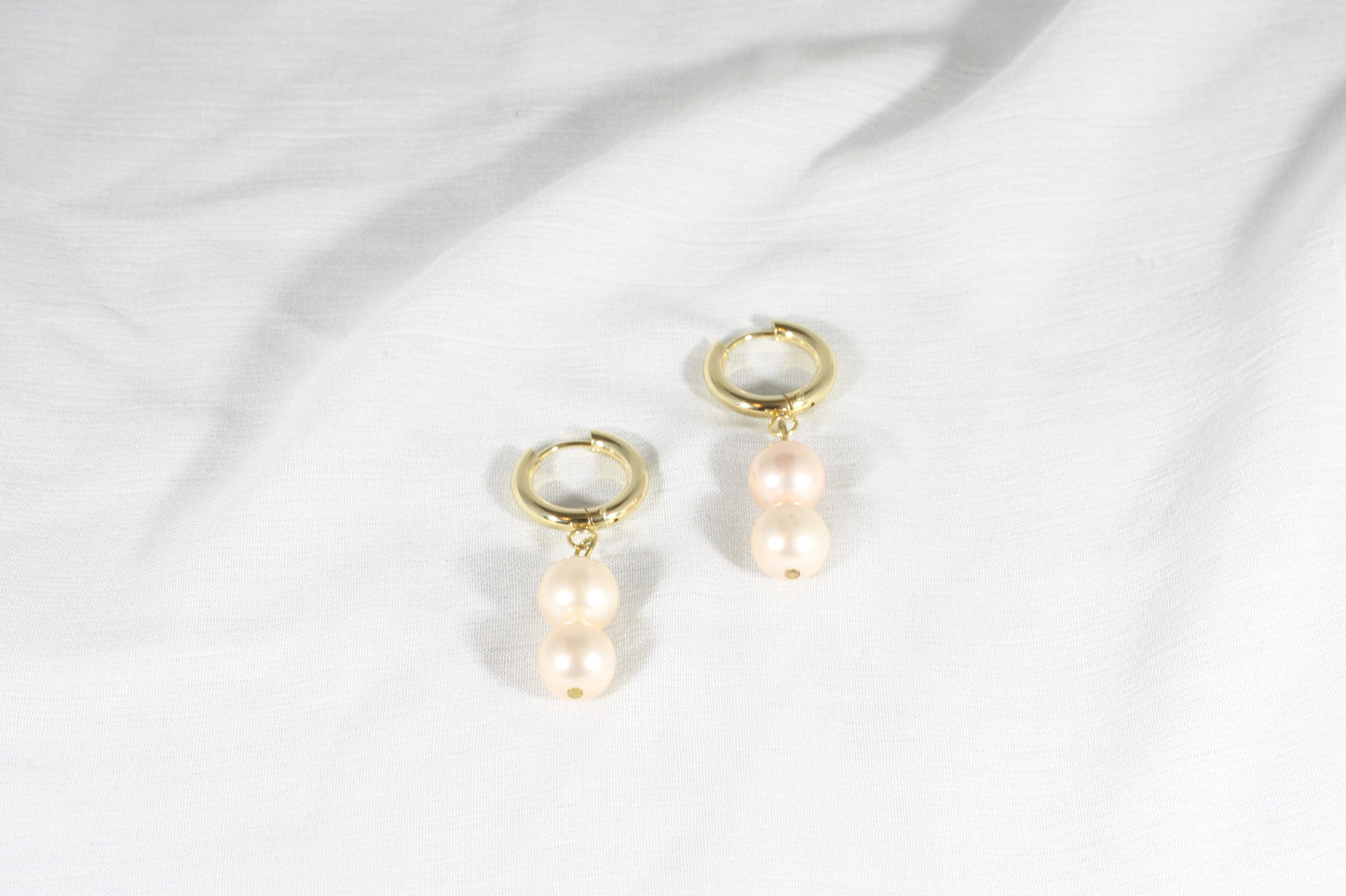 South sea shell huggie earrings light peach with gold plated stainless steel huggie earrings. Simpukankuorihelmikorvakorut vaalea persikka kullalla päällystetyillä ruostumaton teräs korvakorurenkailla.