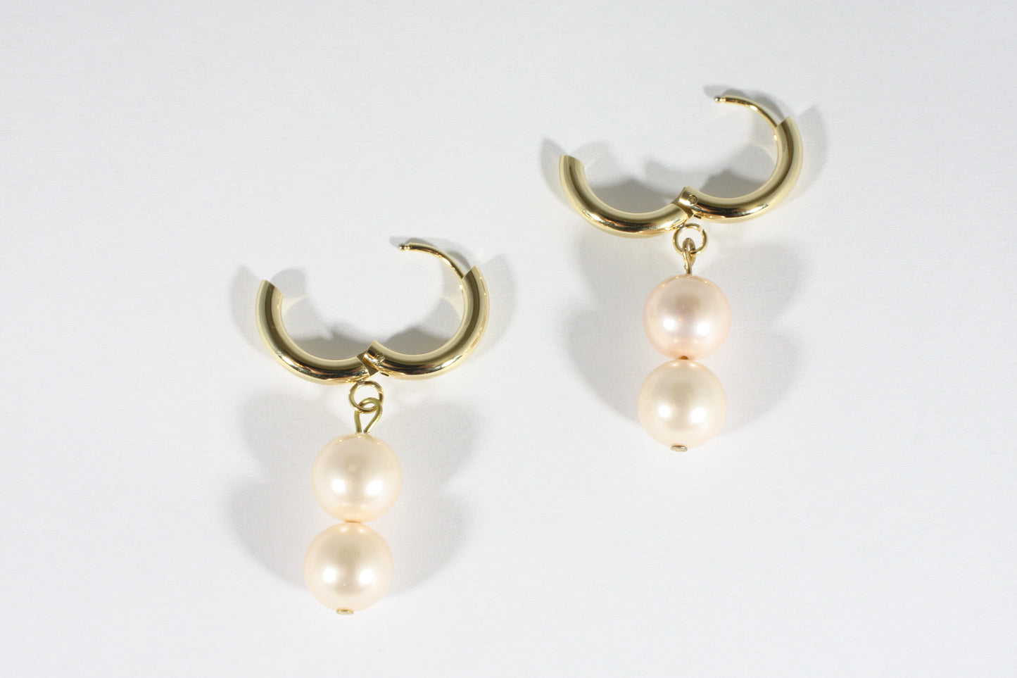 South sea shell huggie earrings light peach with gold plated stainless steel huggie earrings. Simpukankuorihelmikorvakorut vaalea persikka kullalla päällystetyillä ruostumaton teräs korvakorurenkailla.