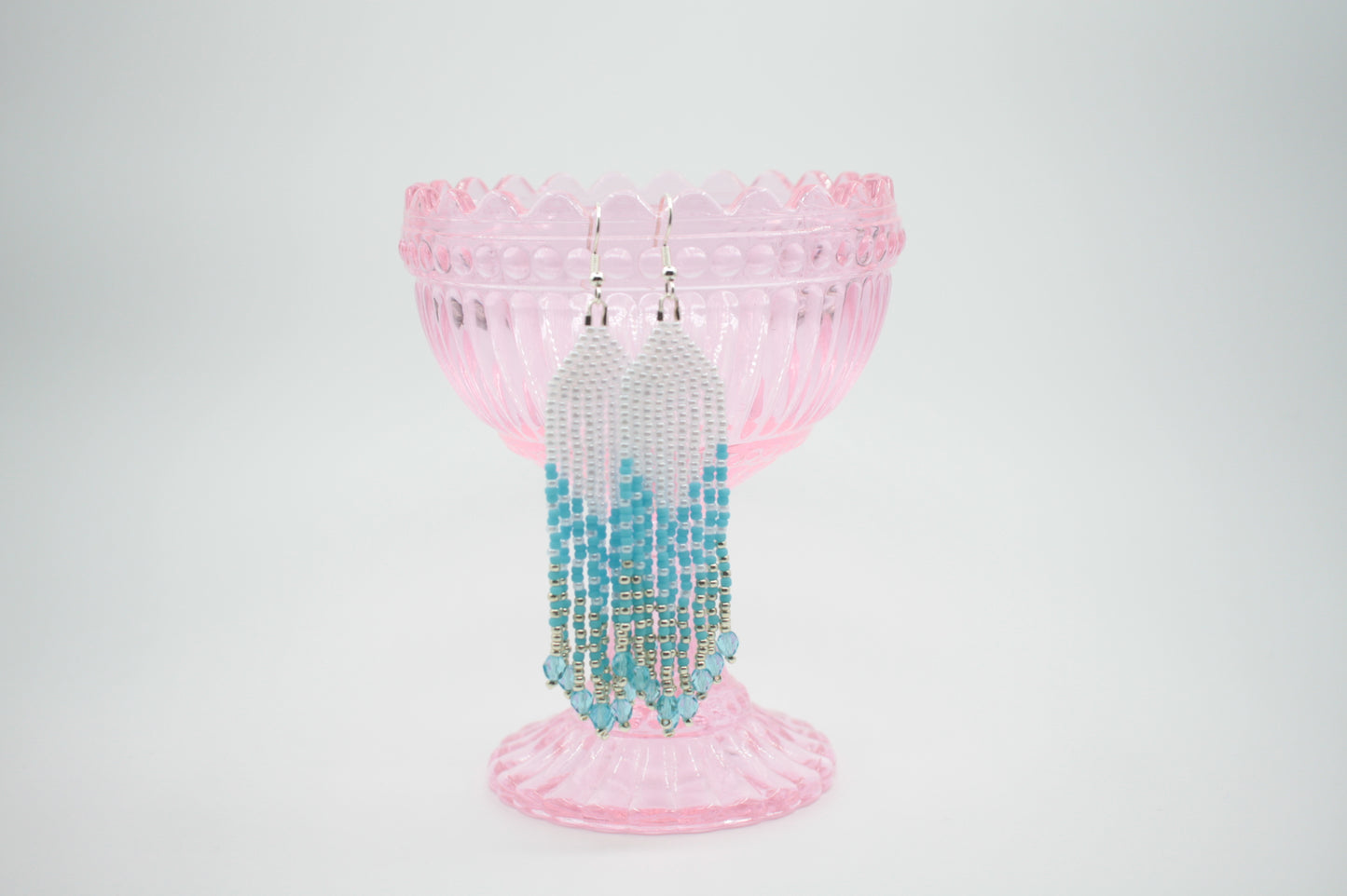 Vaalean siniset roikkuvat hapsulliset helmikorvakorut. Light blue seed bead fringe earrings.